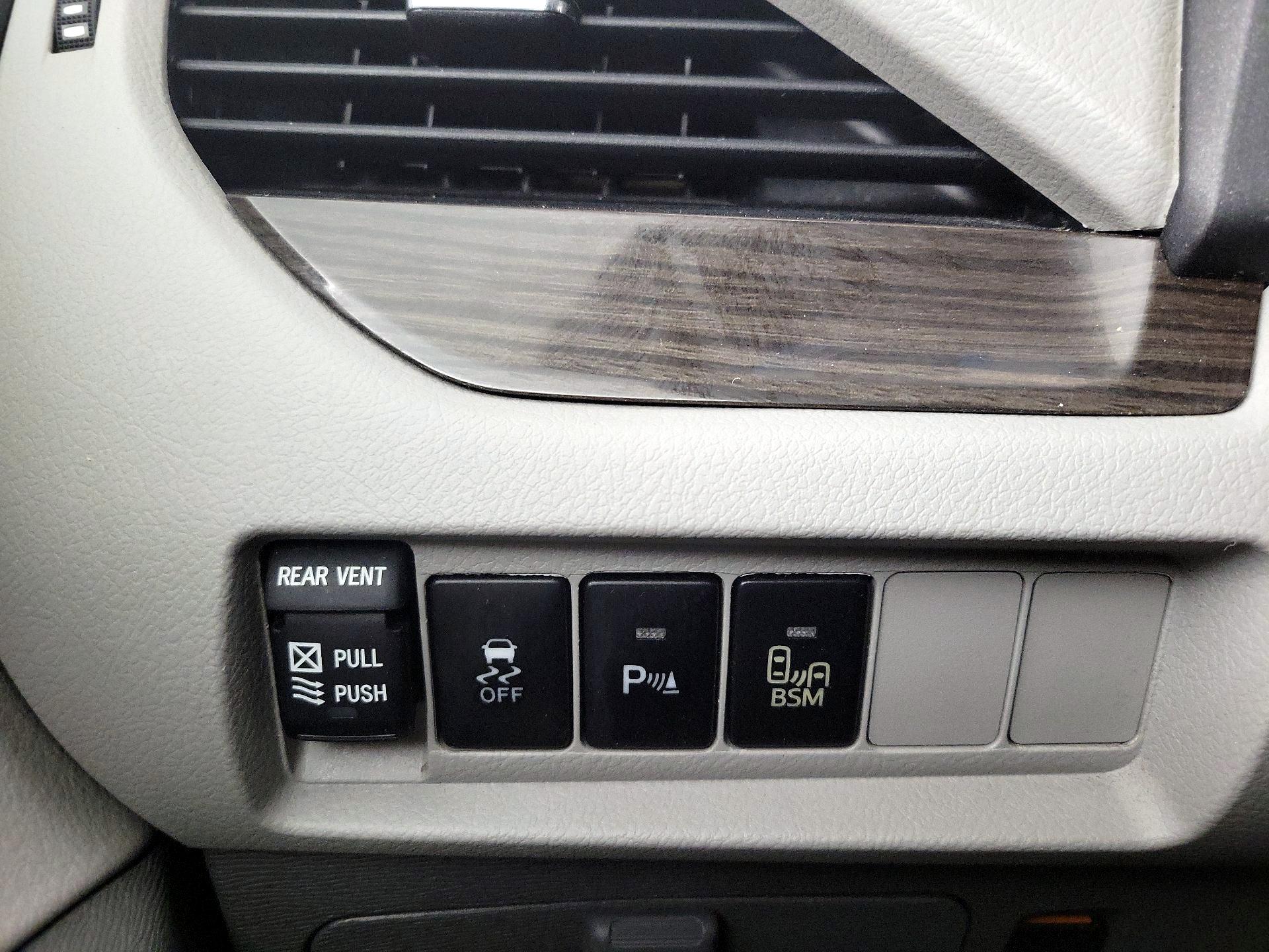 Thumbnail: 2016 Toyota Sienna - 13