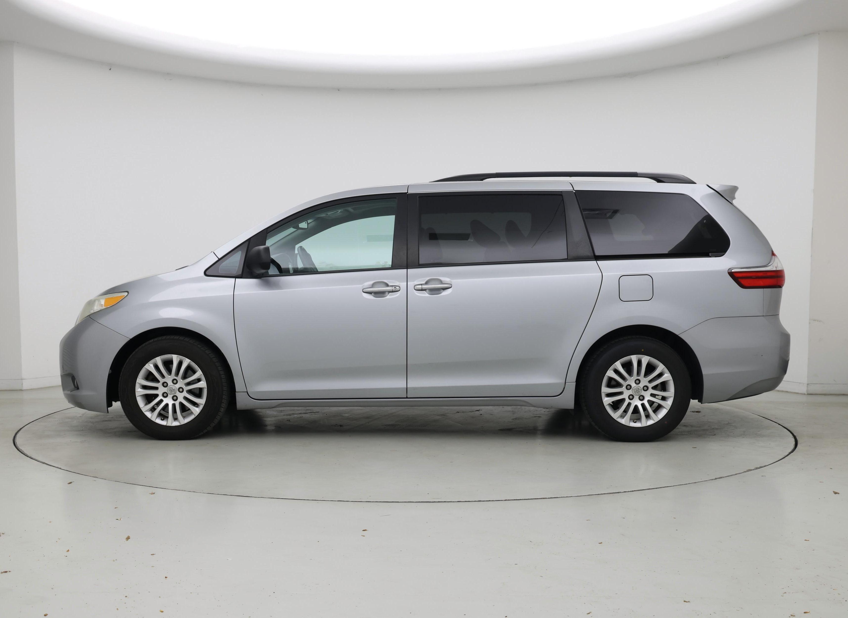 Thumbnail: 2016 Toyota Sienna - 3