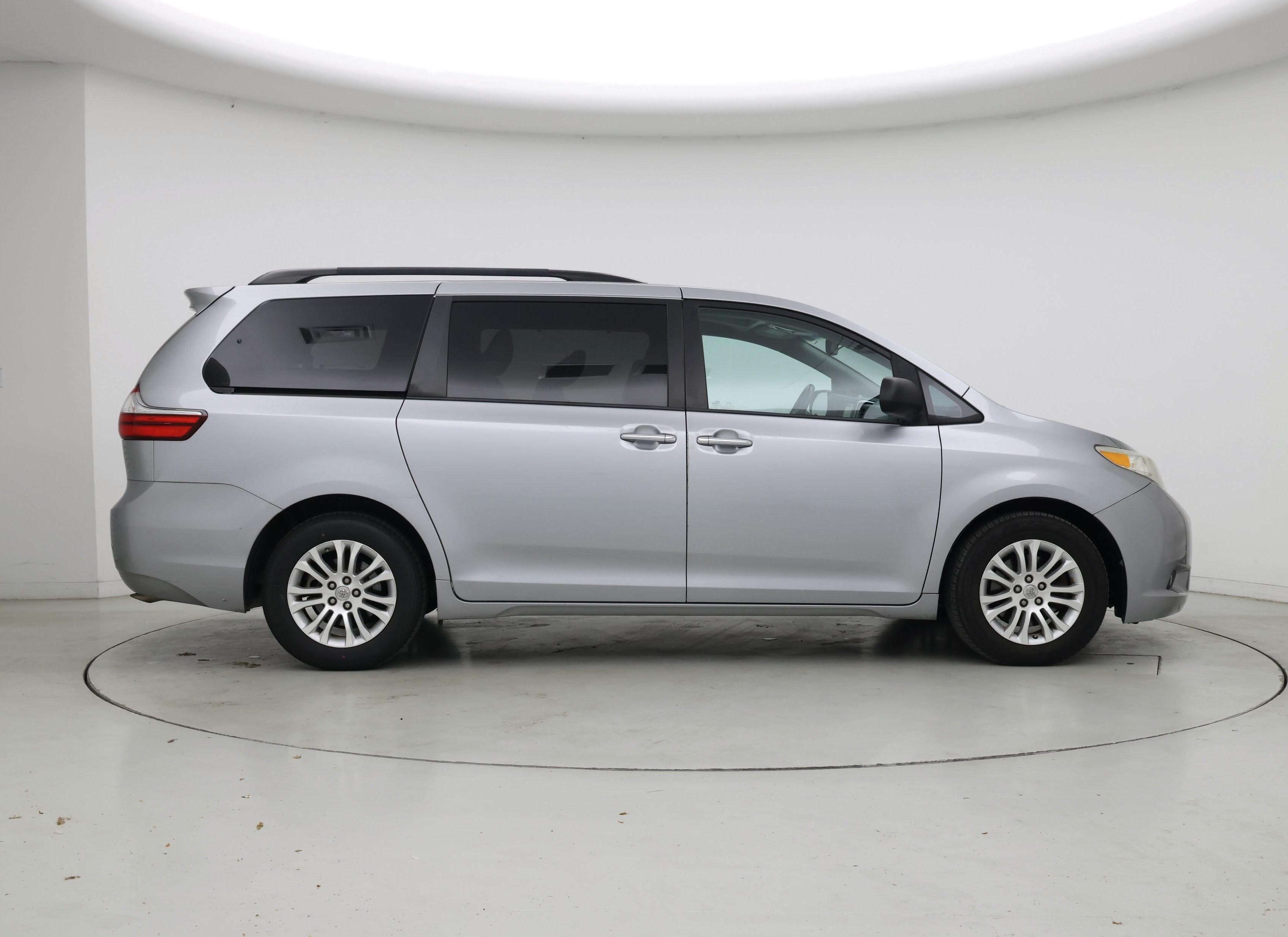 Thumbnail: 2016 Toyota Sienna - 7