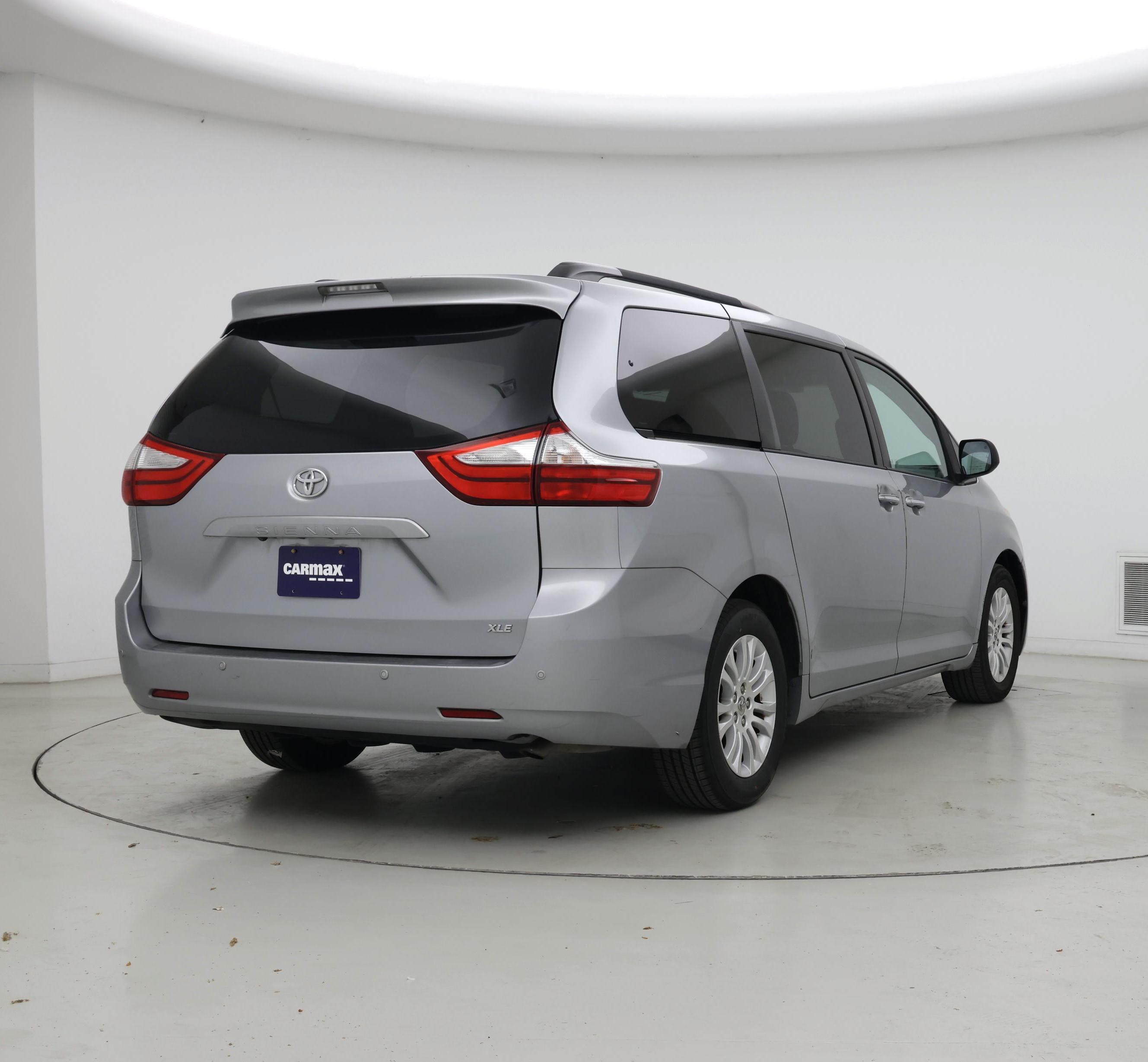 Thumbnail: 2016 Toyota Sienna - 8