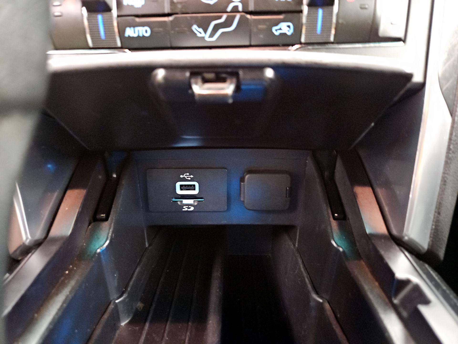 Thumbnail: 2016 Ford Explorer - 18