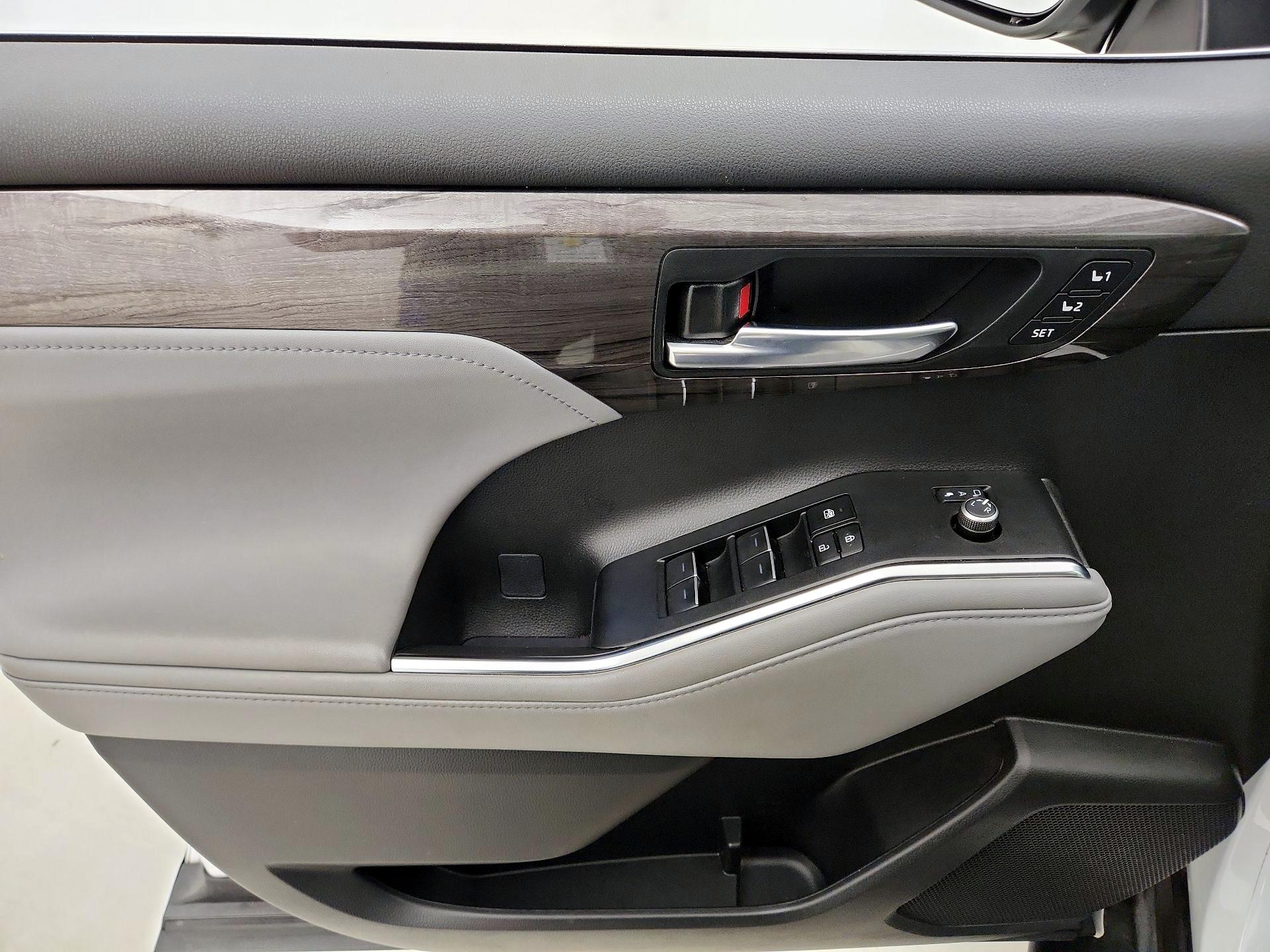 Thumbnail: 2023 Toyota Highlander - 12