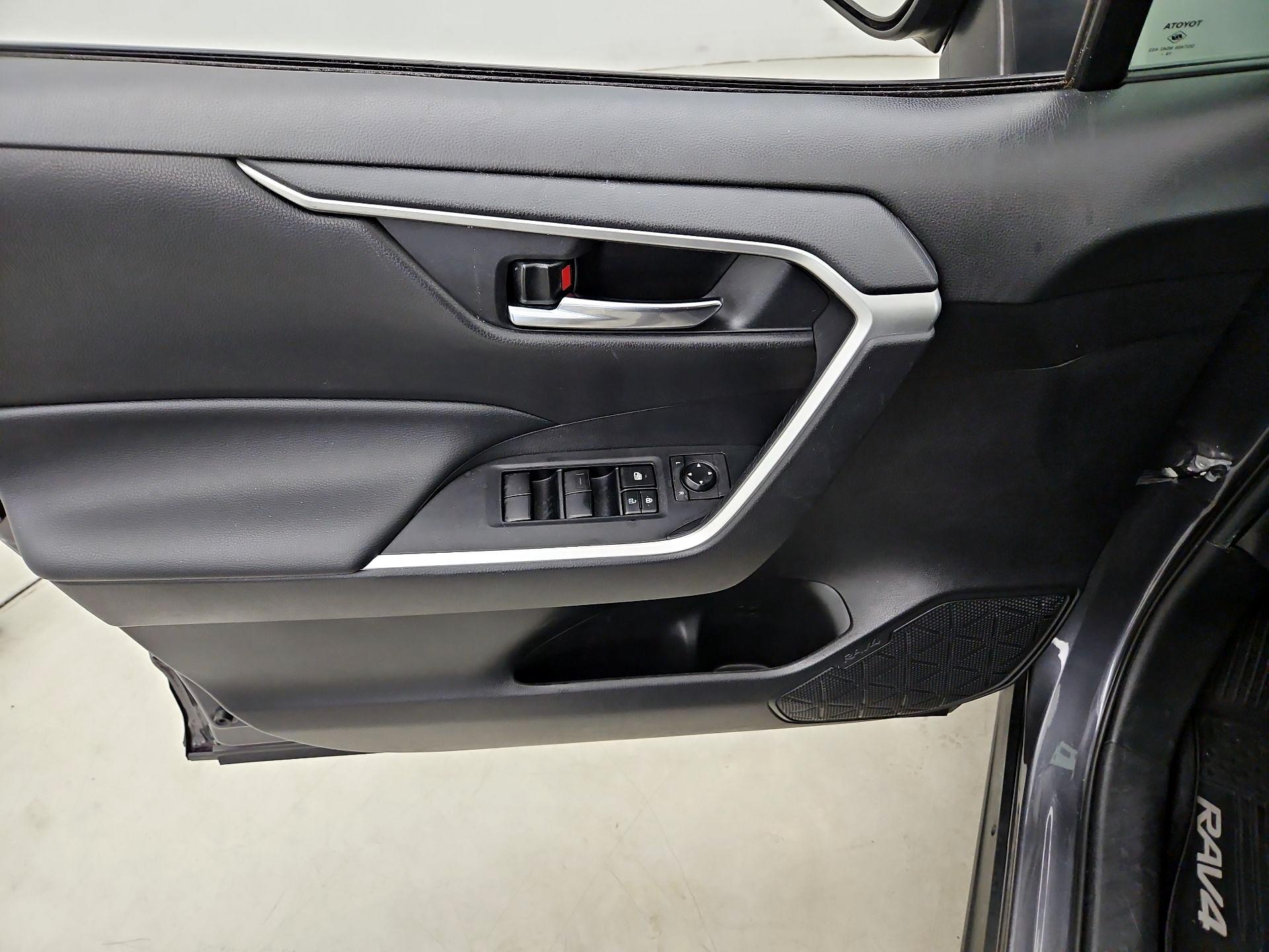 Thumbnail: 2020 Toyota RAV4 - 12