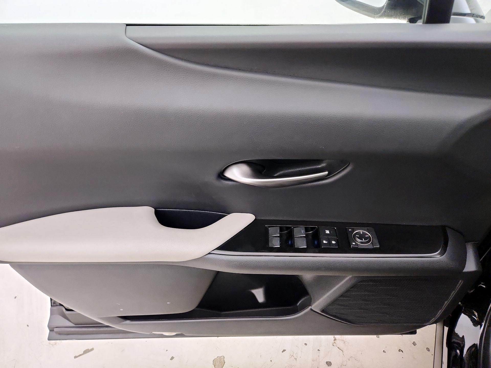 Thumbnail: 2023 Lexus UX - 12