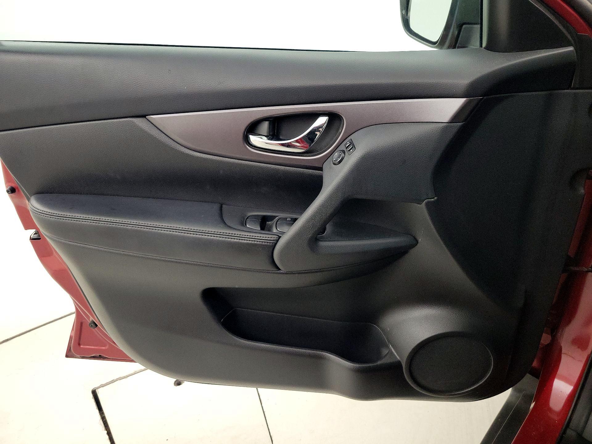 Thumbnail: 2015 Nissan Rogue - 12