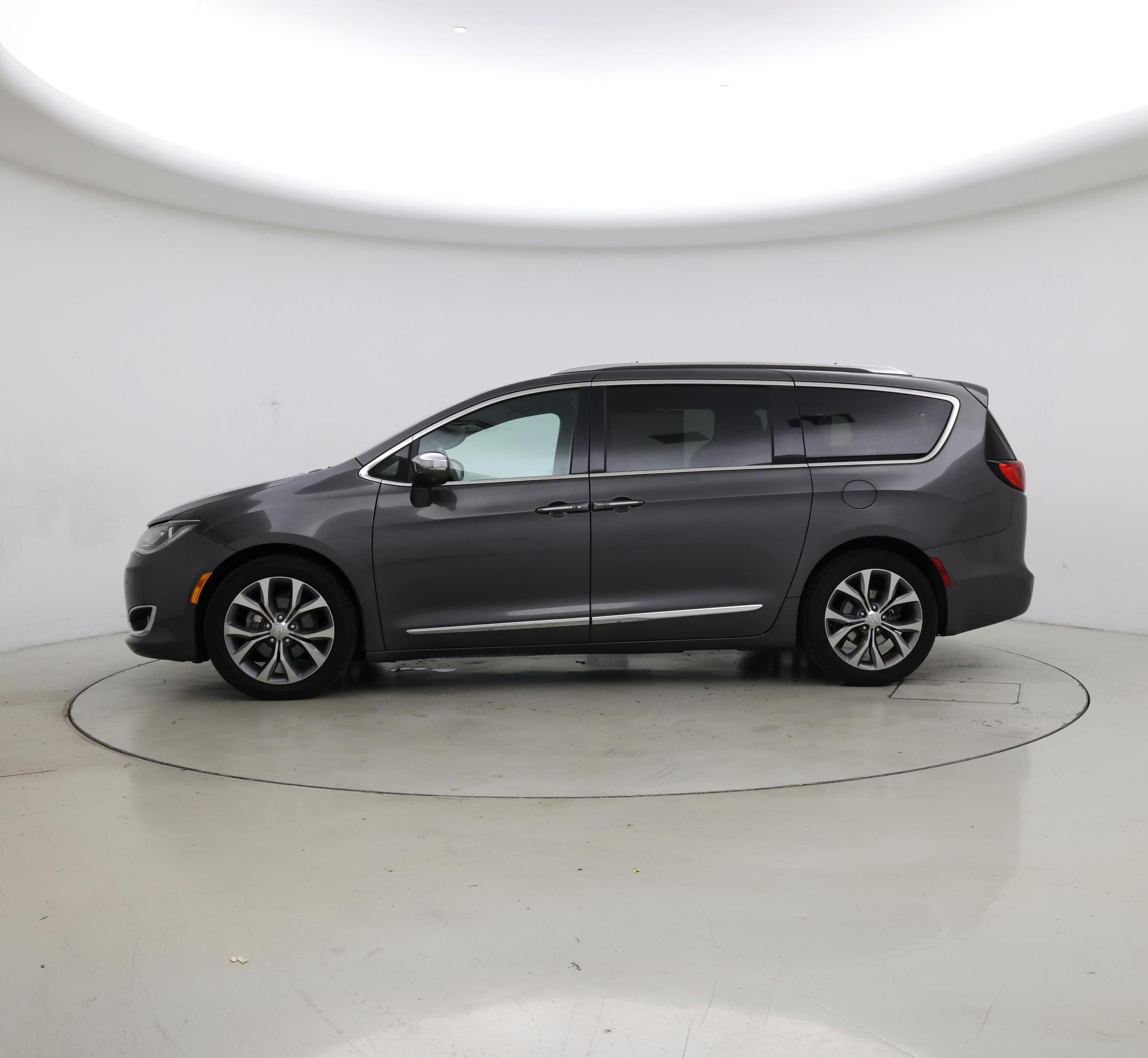 Thumbnail: 2020 Chrysler Pacifica - 3