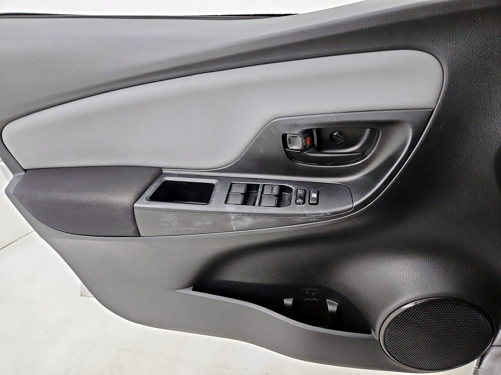 Thumbnail: 2015 Toyota Yaris - 12