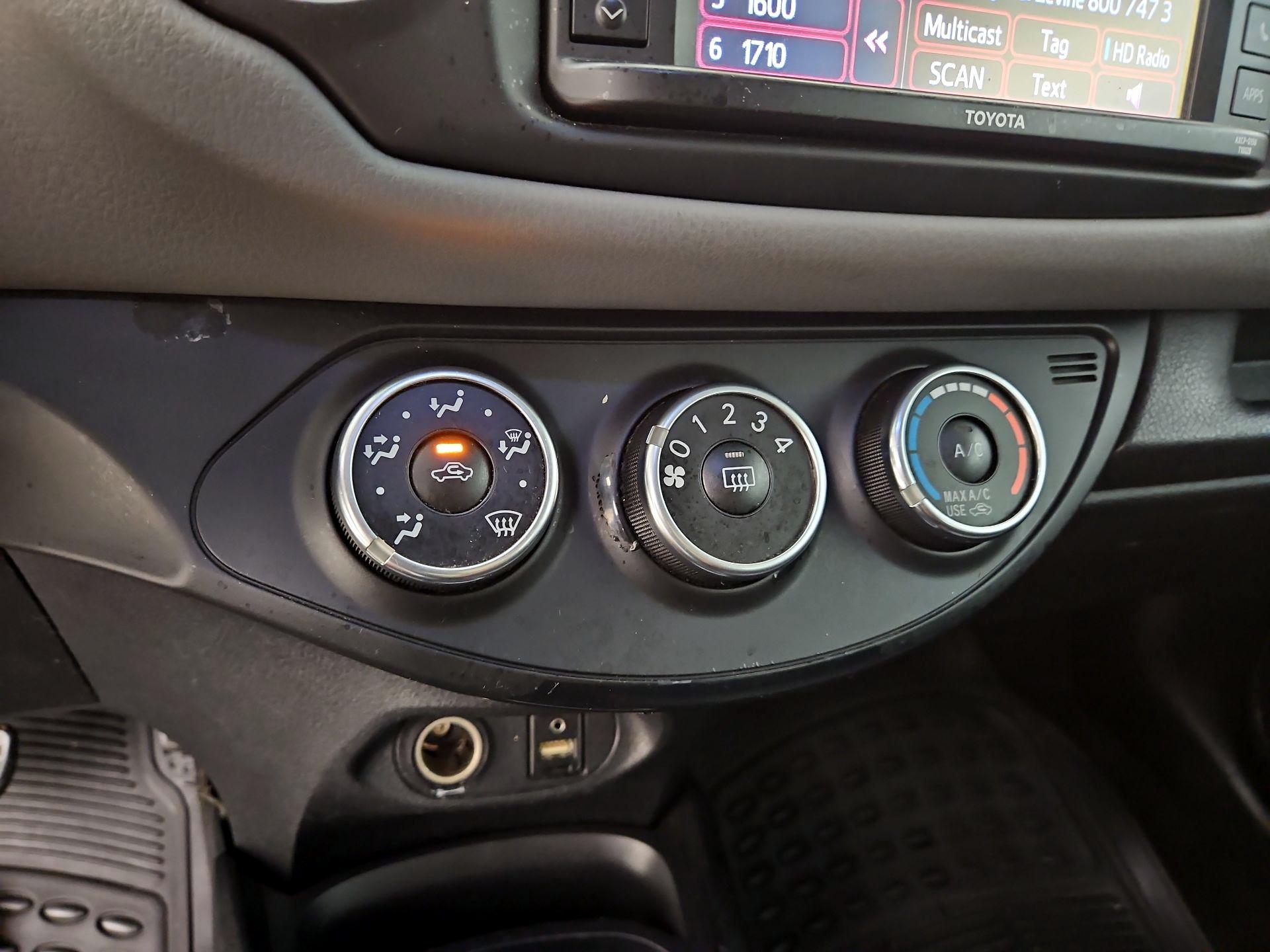 Thumbnail: 2015 Toyota Yaris - 15