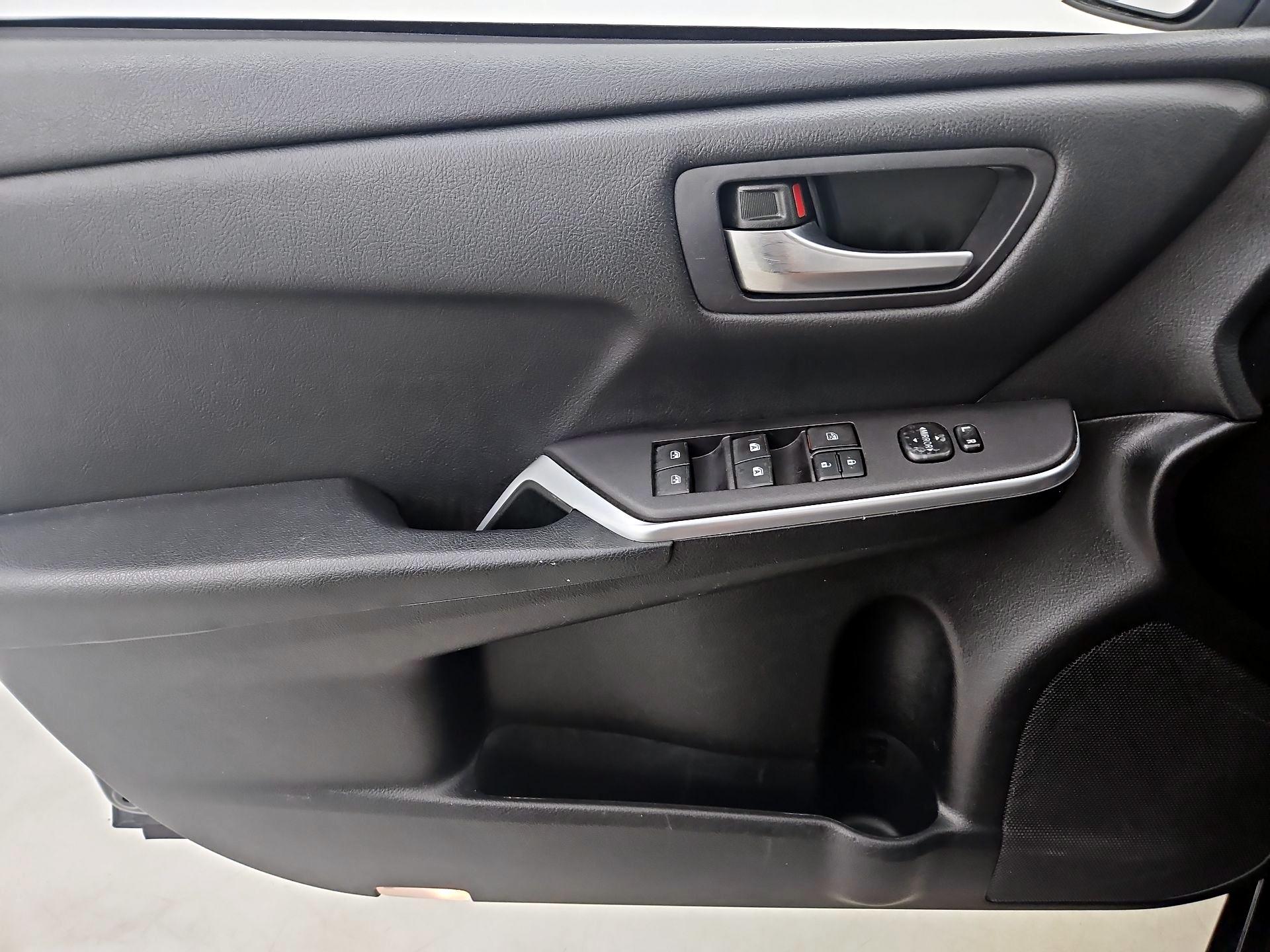 Thumbnail: 2015 Toyota Camry - 12
