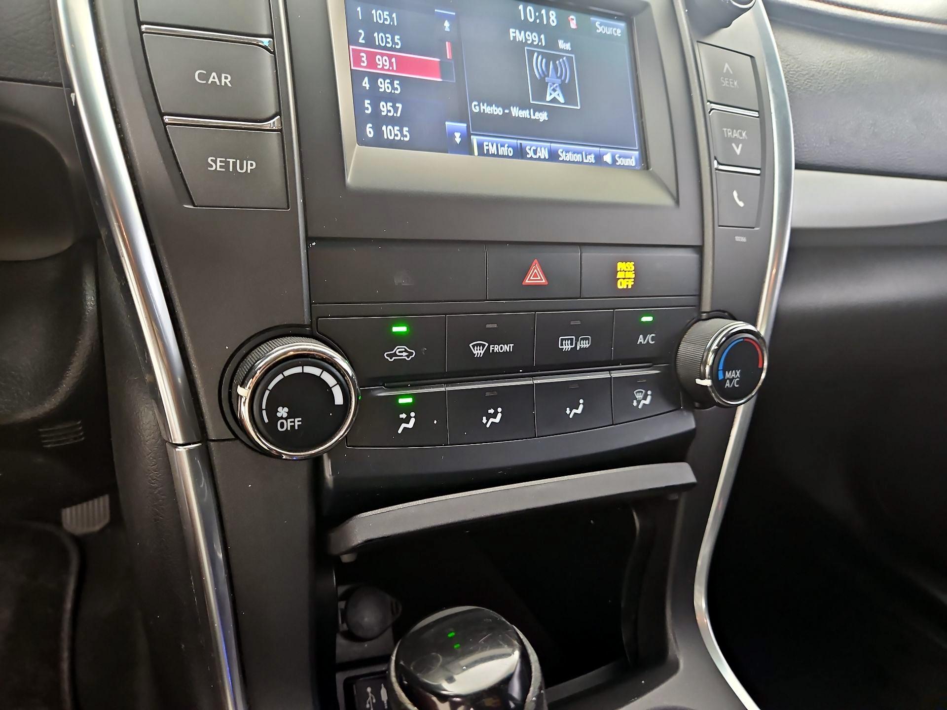 Thumbnail: 2015 Toyota Camry - 16