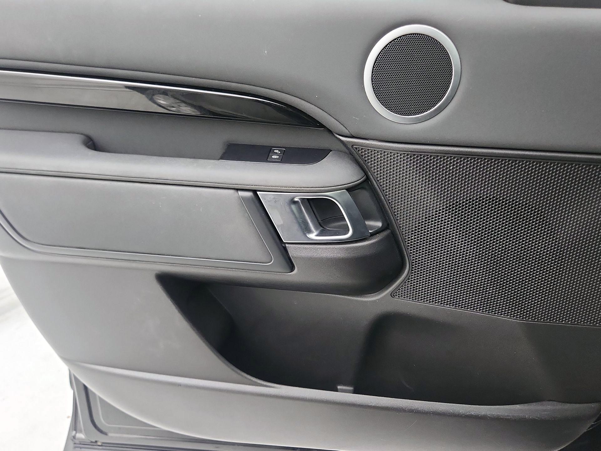 Thumbnail: 2019 Land Rover Discovery - 12