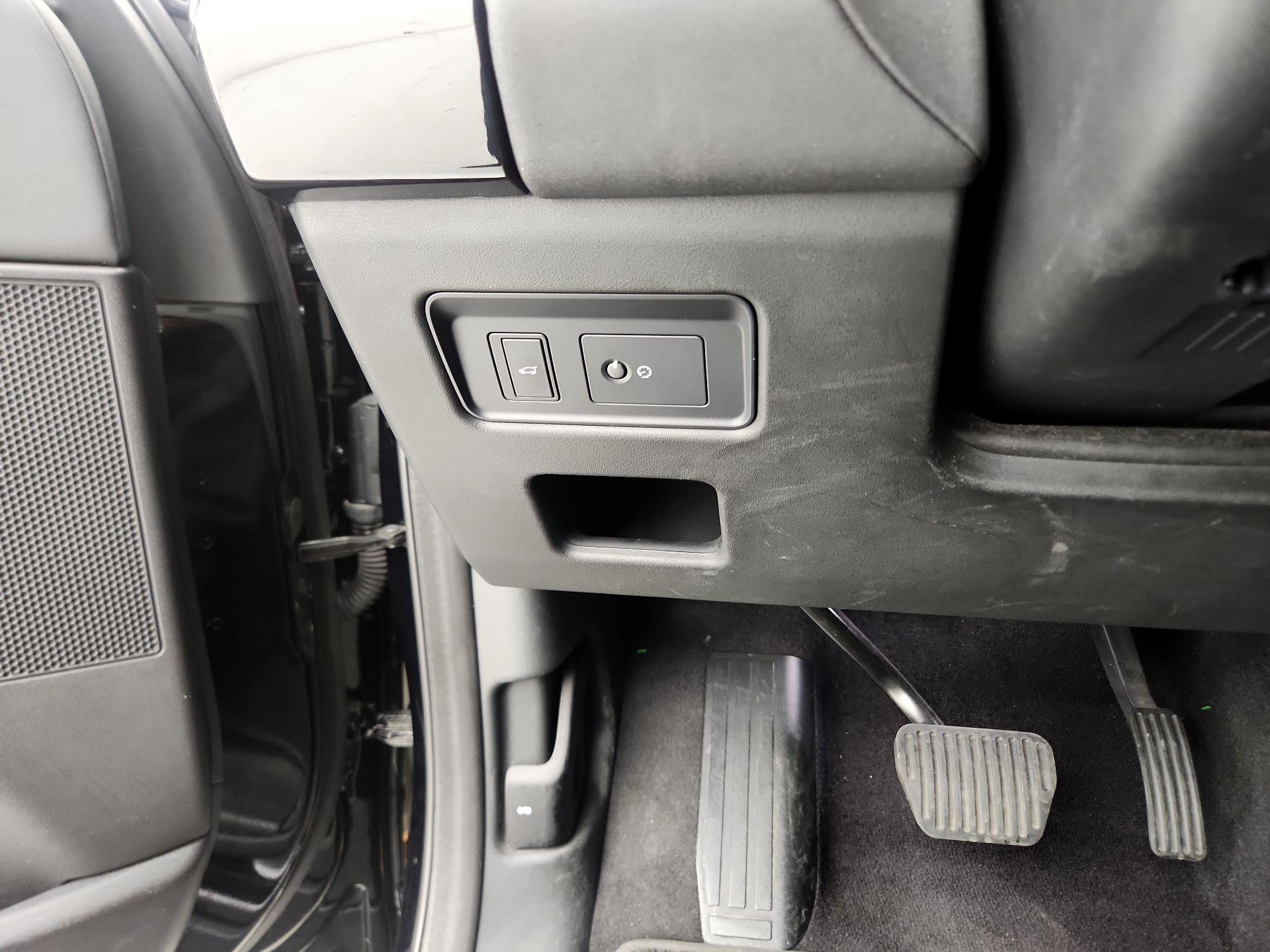 Thumbnail: 2019 Land Rover Discovery - 13