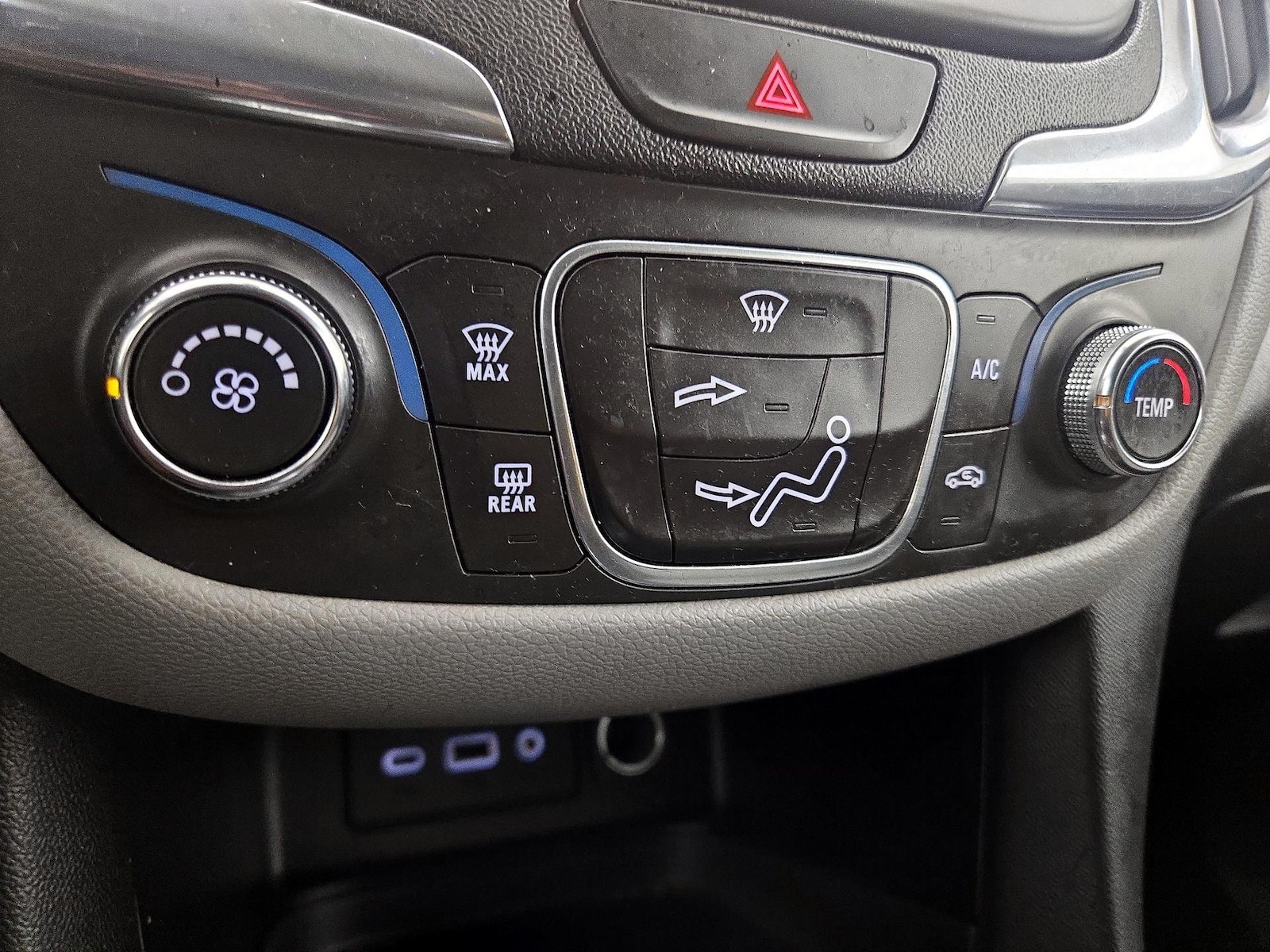 2019 Chevrolet Equinox LS - Photo 17