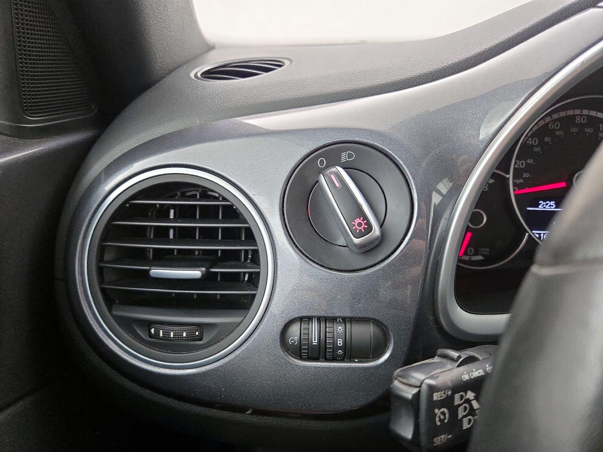 Thumbnail: 2015 Volkswagen Beetle - 13