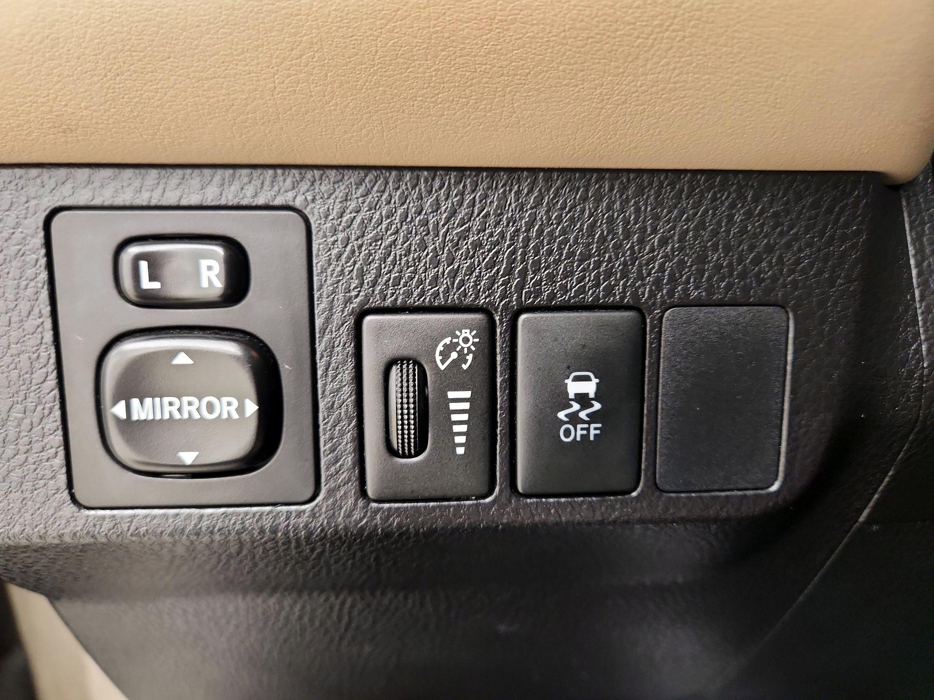Thumbnail: 2015 Toyota RAV4 - 13