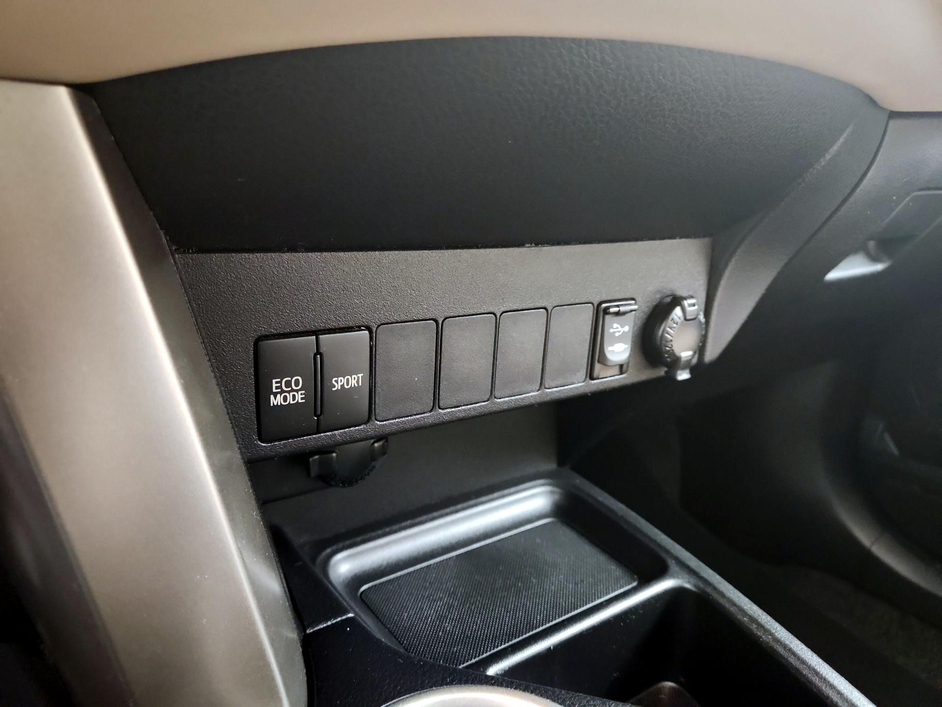 Thumbnail: 2015 Toyota RAV4 - 18