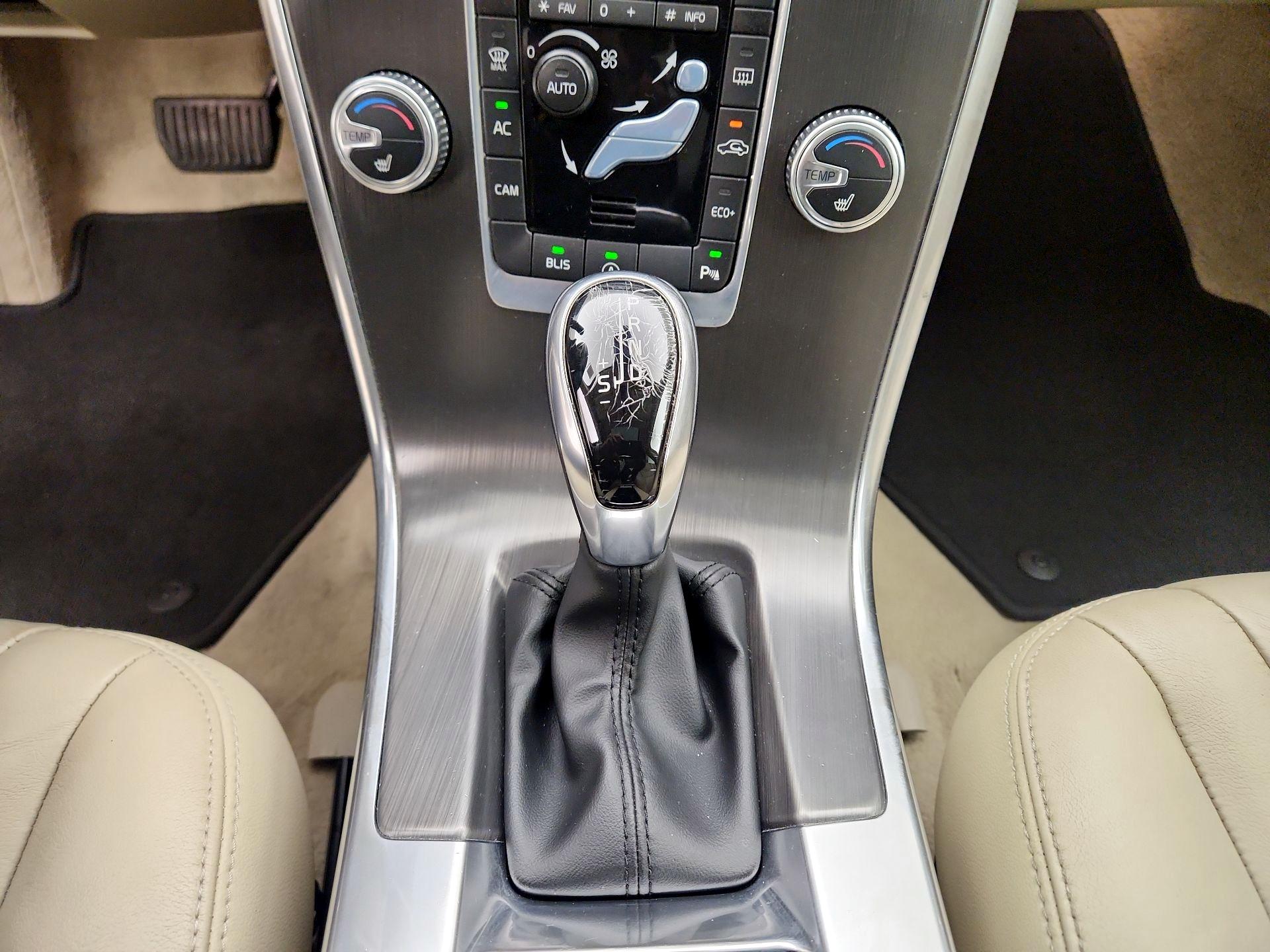 Thumbnail: 2015 Volvo XC60 - 18