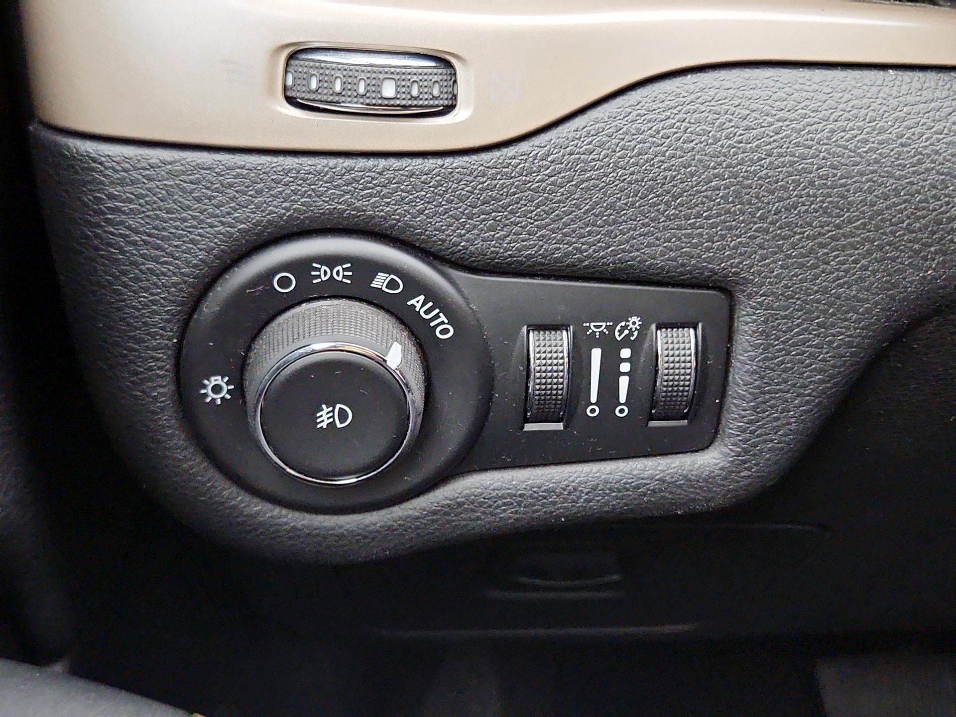 Thumbnail: 2017 Jeep Cherokee - 13