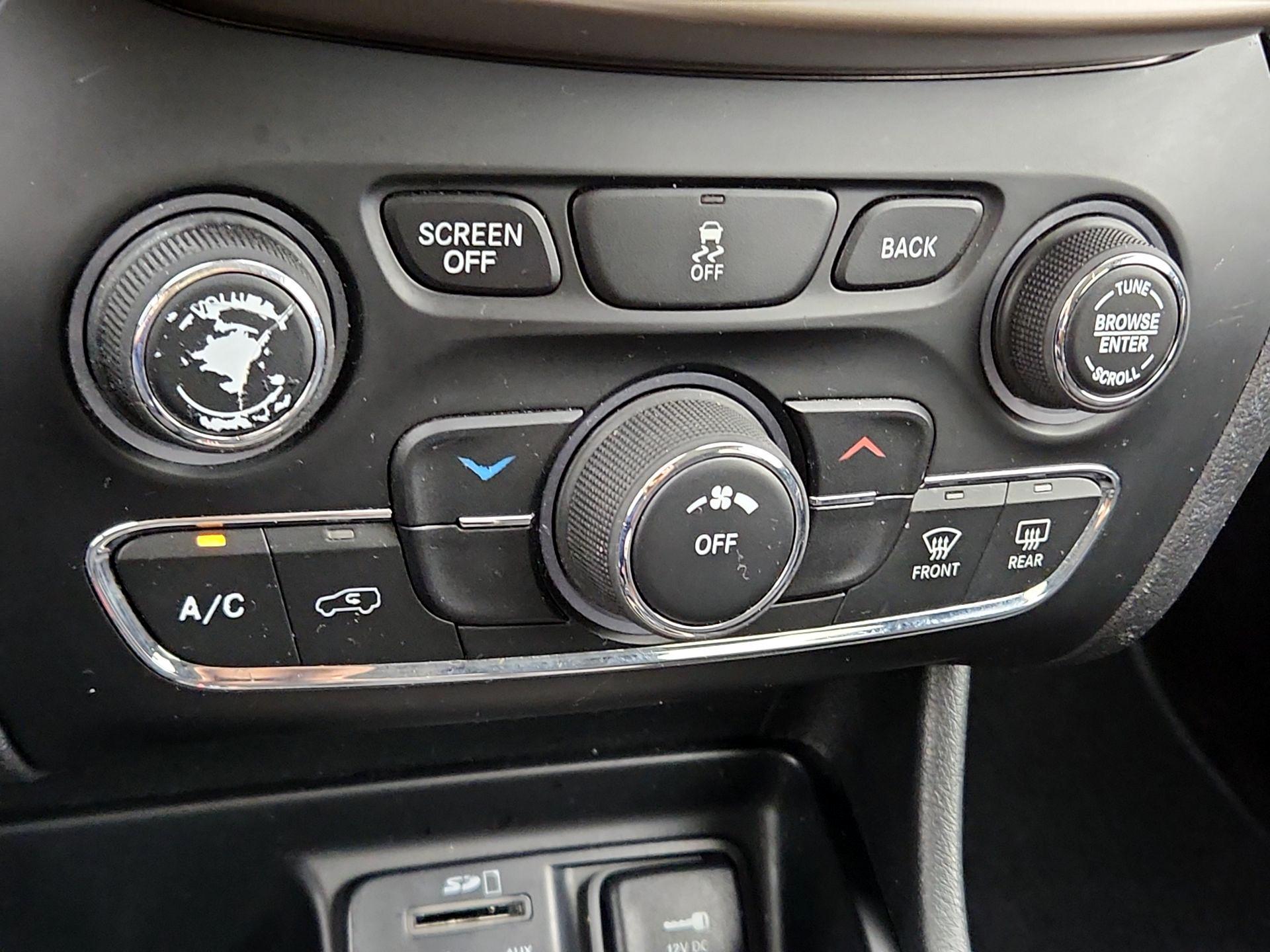 Thumbnail: 2017 Jeep Cherokee - 16