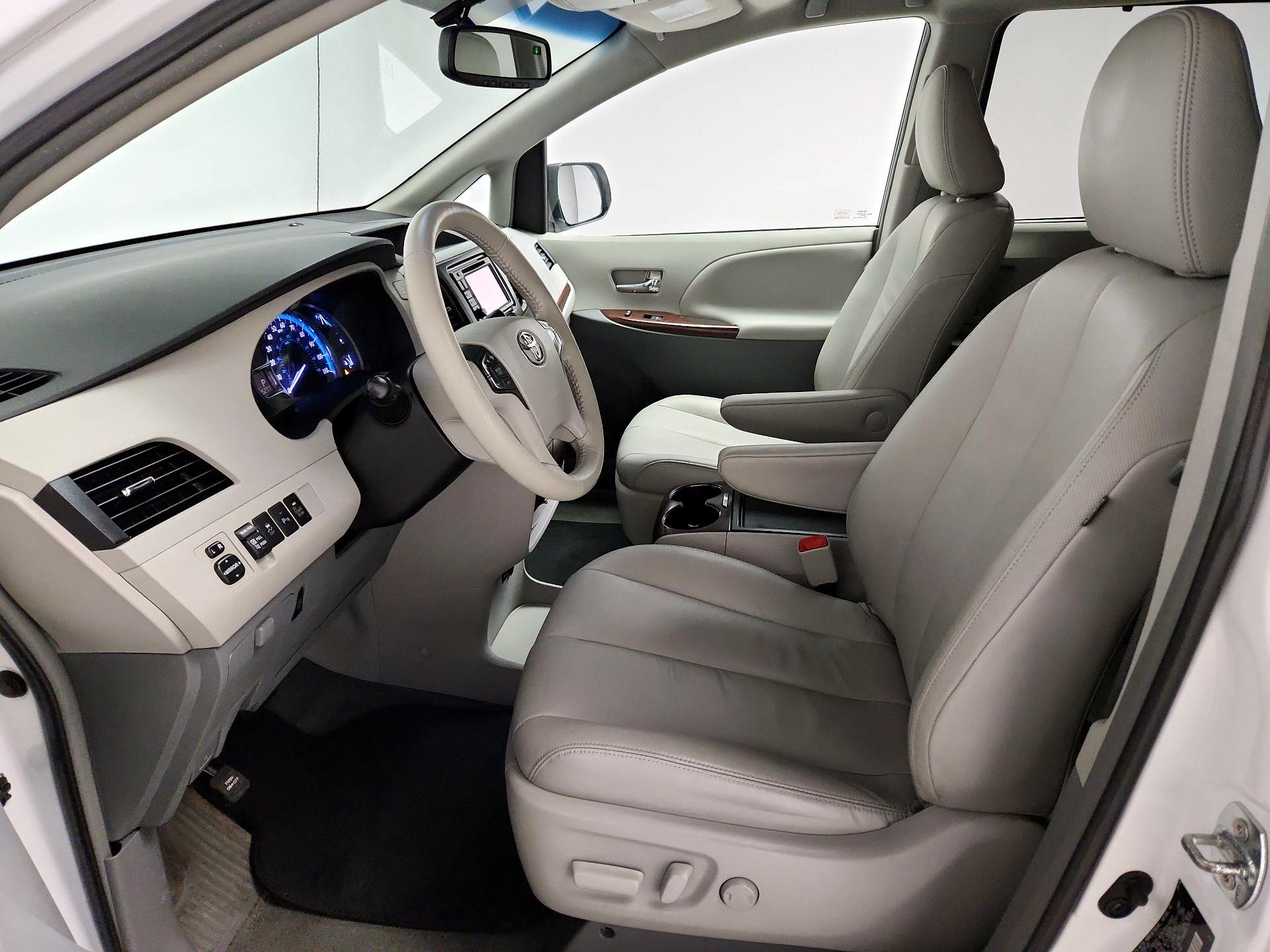 Thumbnail: 2014 Toyota Sienna - 11