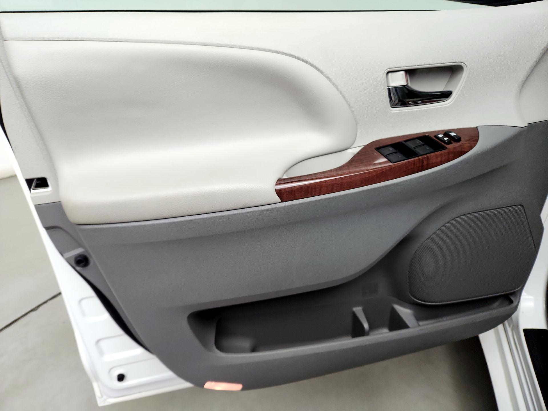 Thumbnail: 2014 Toyota Sienna - 12