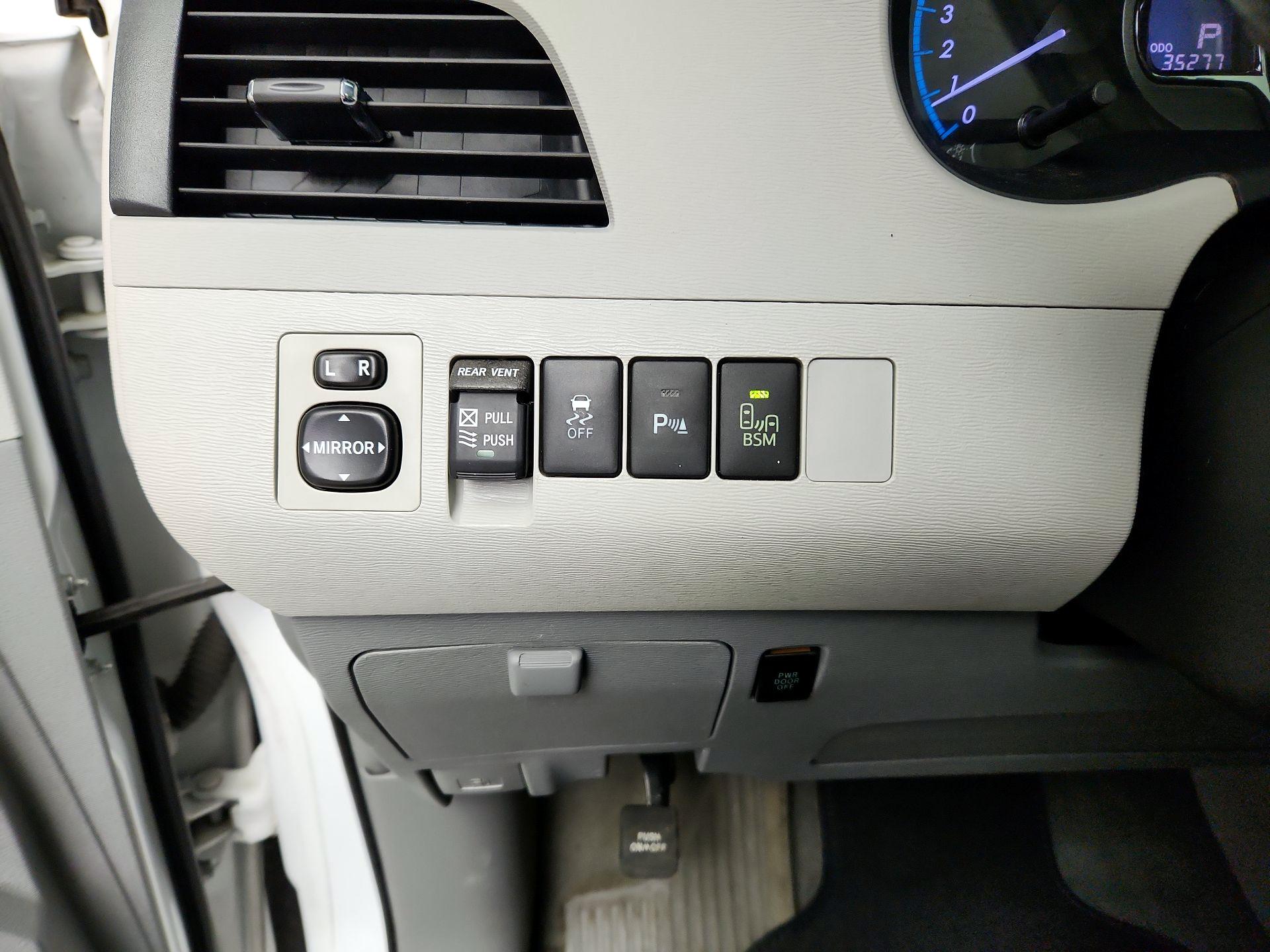 Thumbnail: 2014 Toyota Sienna - 13