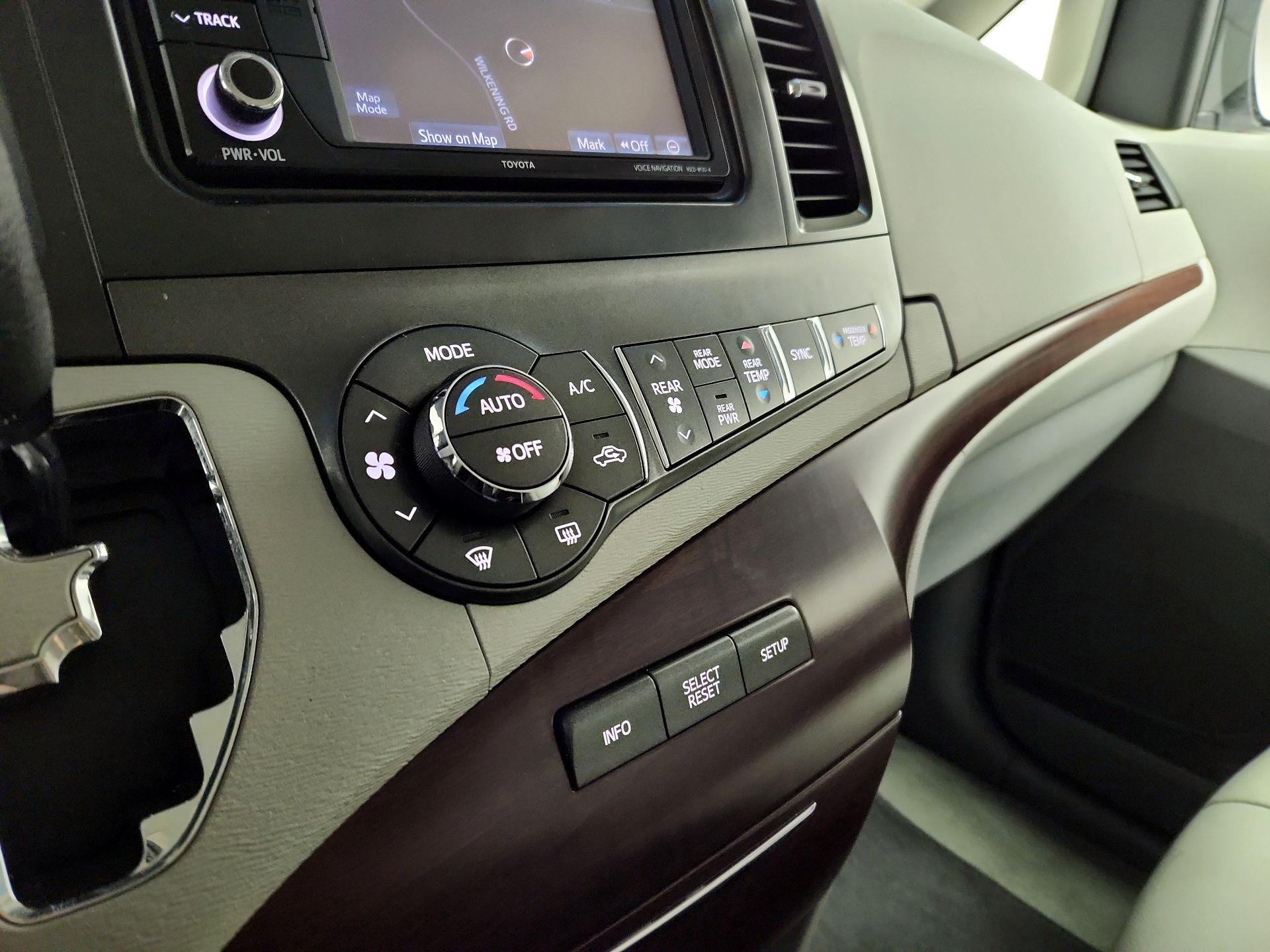 Thumbnail: 2014 Toyota Sienna - 17