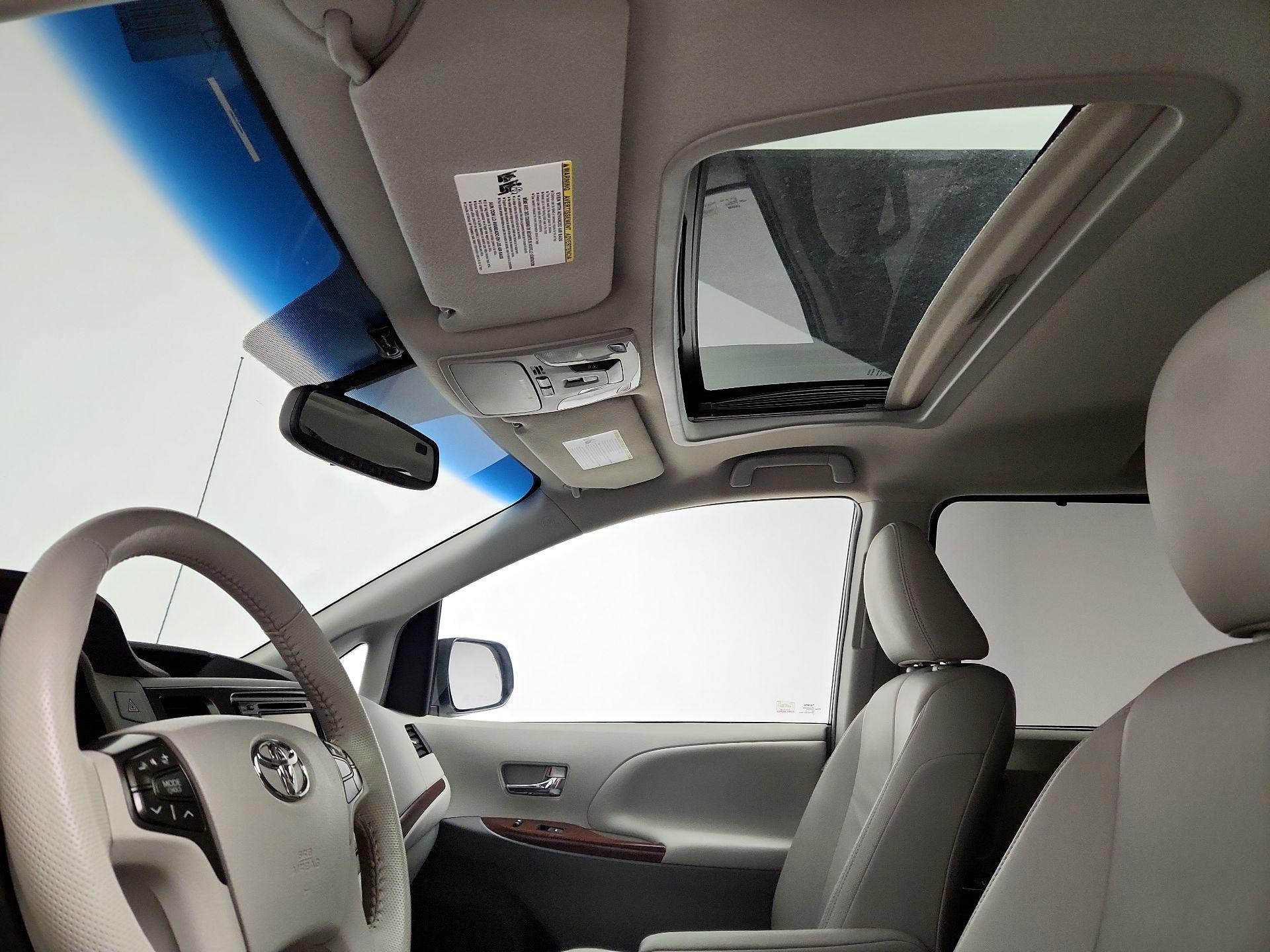 Thumbnail: 2014 Toyota Sienna - 20