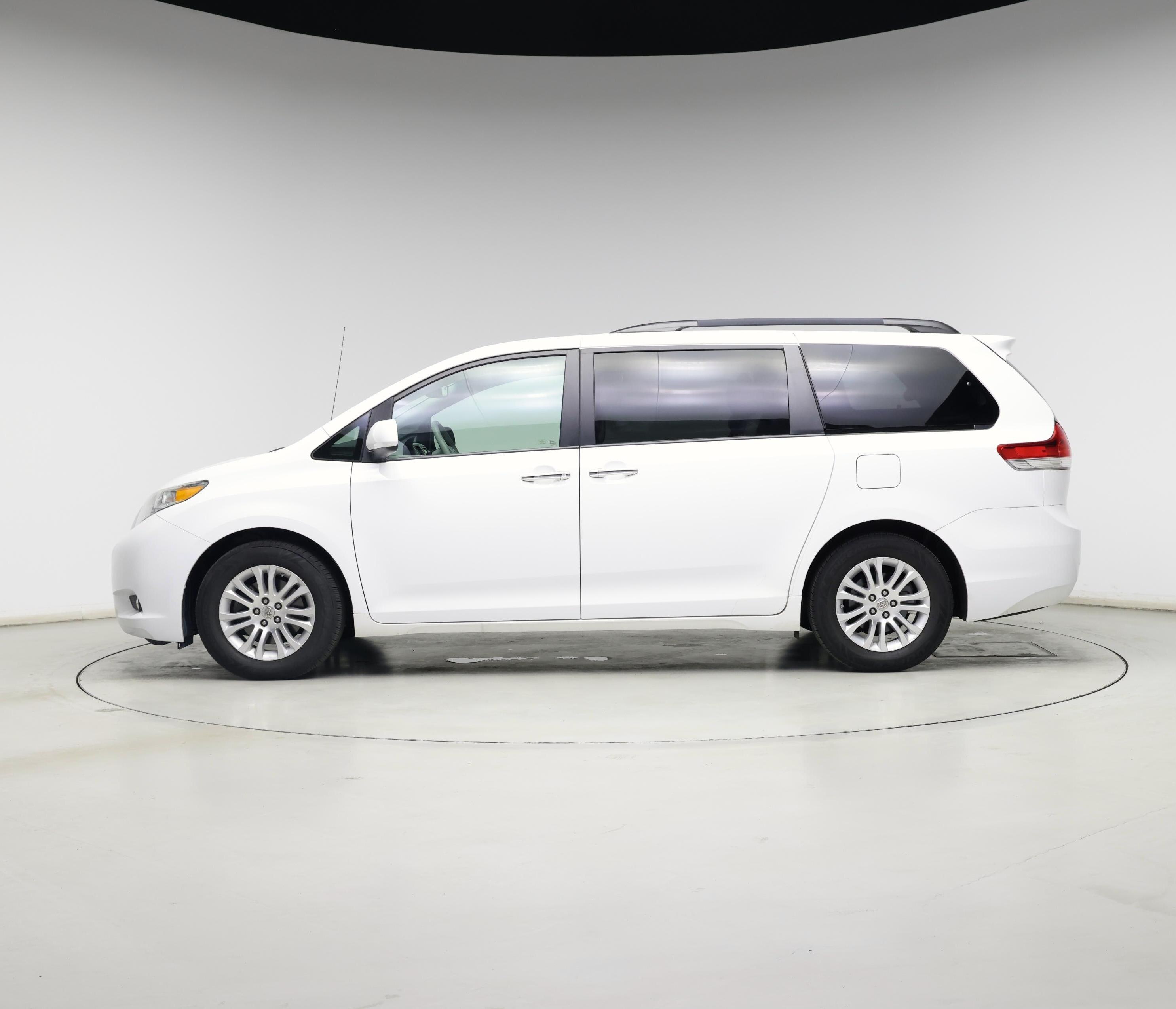 Thumbnail: 2014 Toyota Sienna - 3