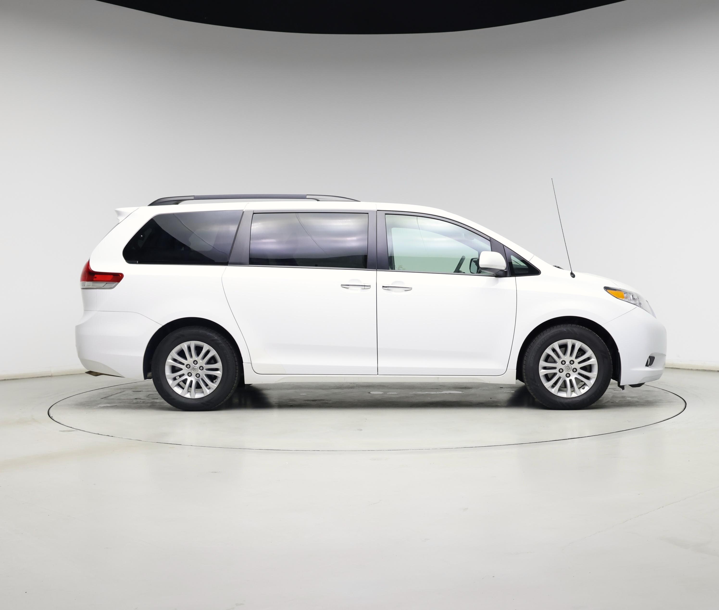 Thumbnail: 2014 Toyota Sienna - 7