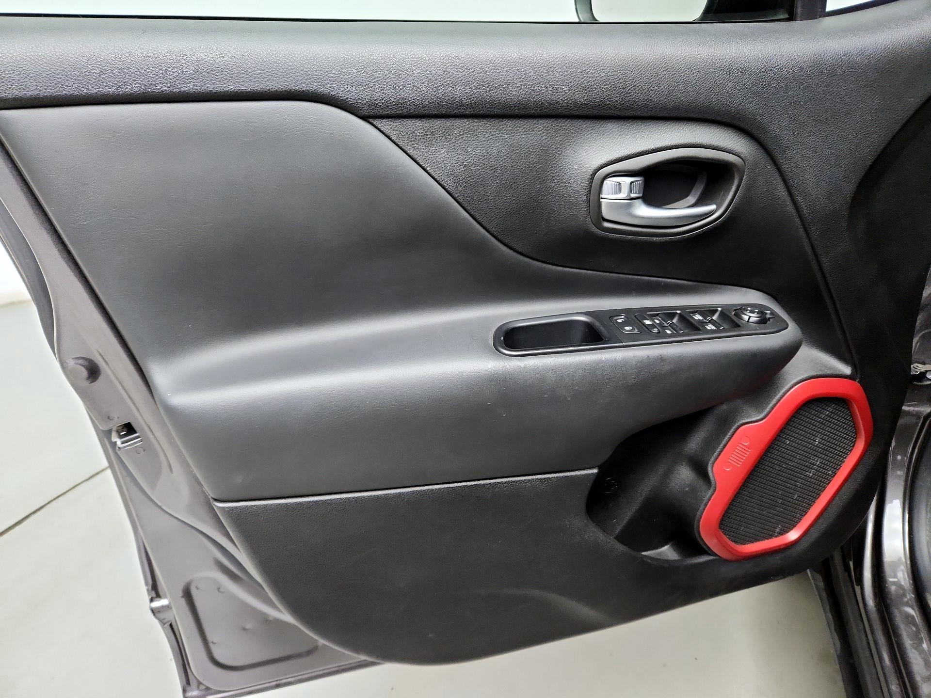 Thumbnail: 2017 Jeep Renegade - 12