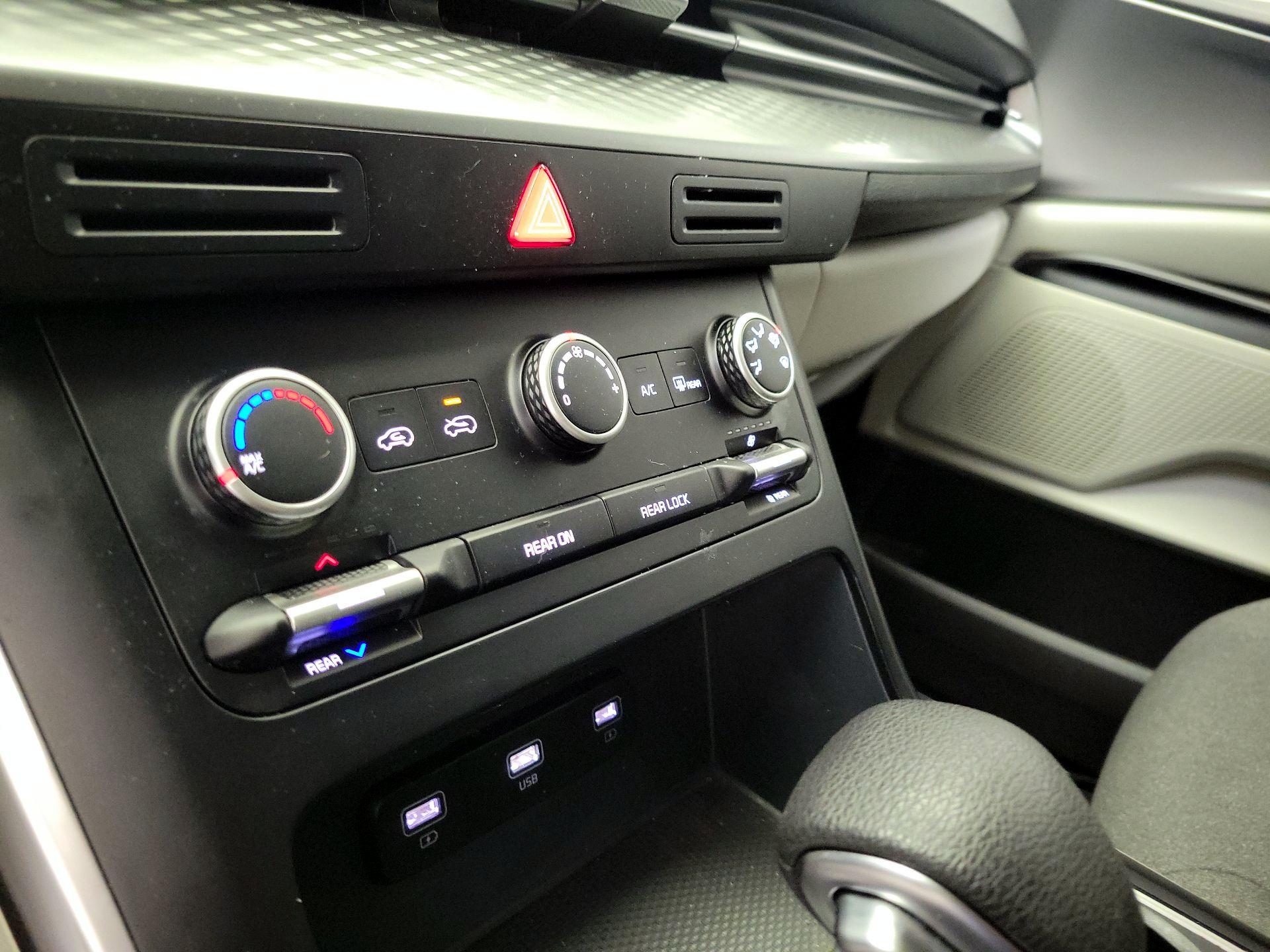 Thumbnail: 2022 Kia Carnival - 16