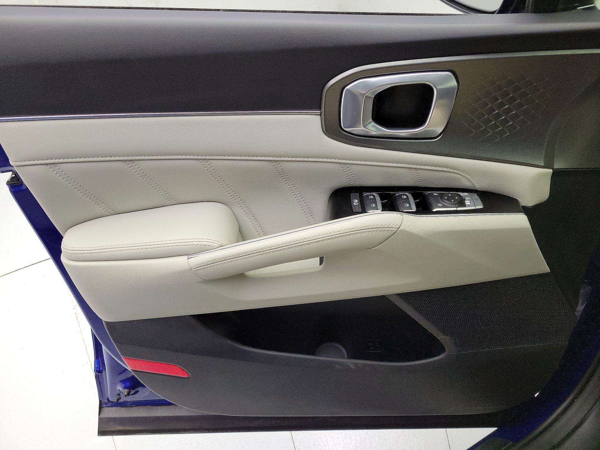 Thumbnail: 2023 Kia Sorento - 12