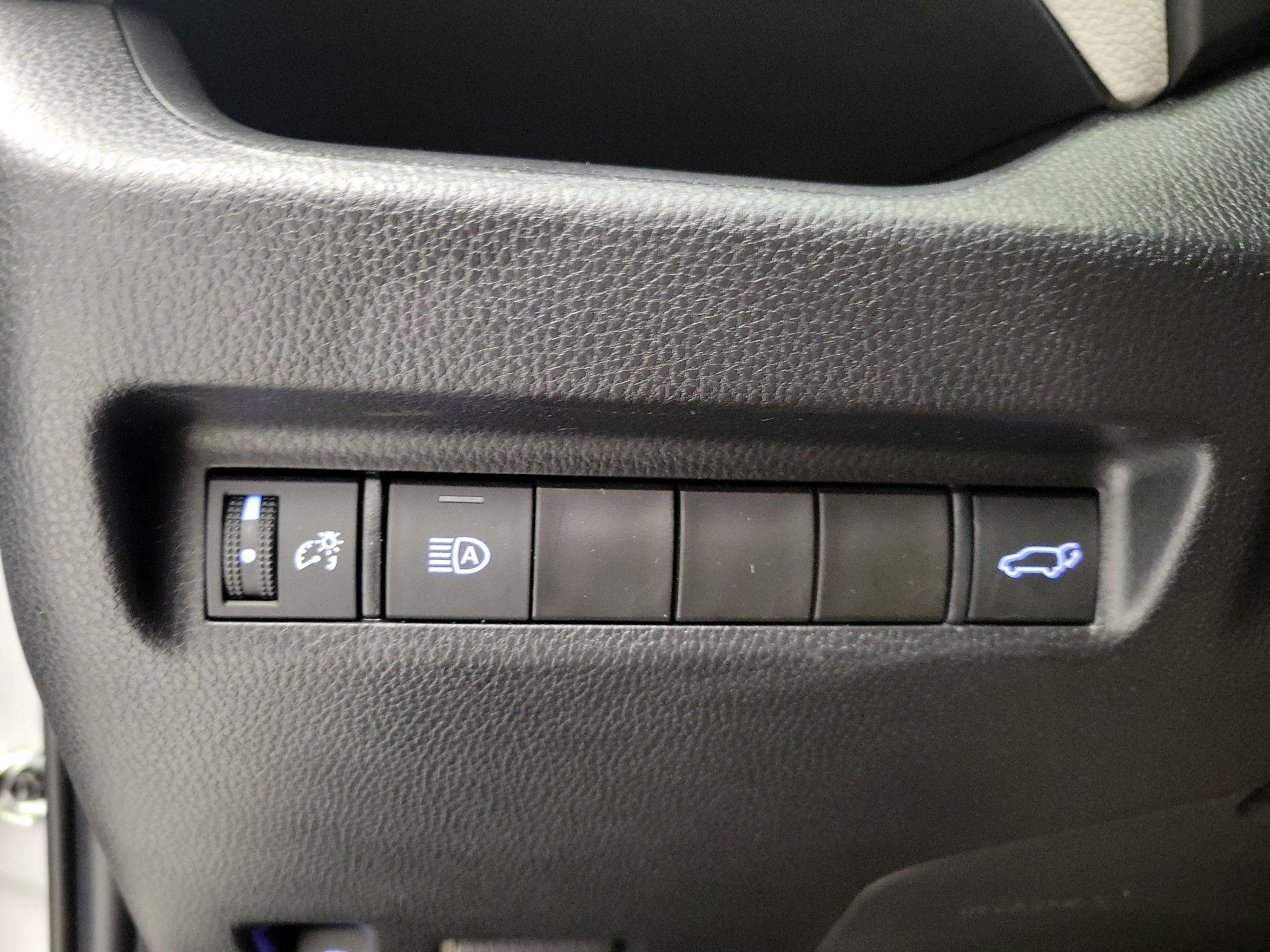 Thumbnail: 2022 Toyota RAV4 - 12