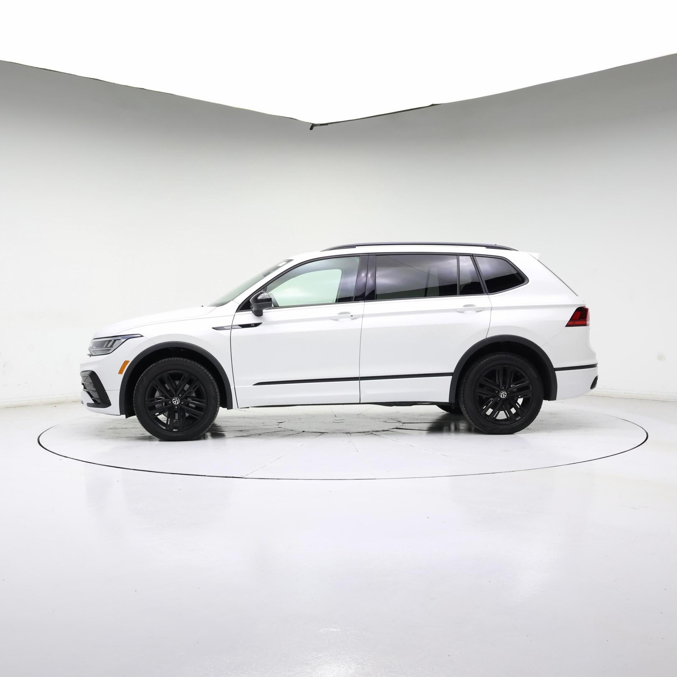 Thumbnail: 2022 Volkswagen Tiguan - 3