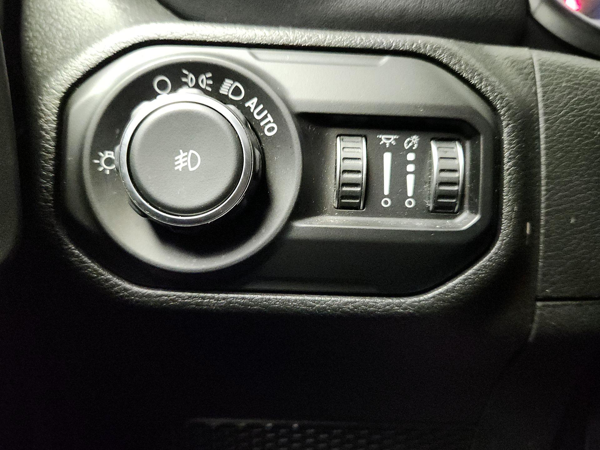 Thumbnail: 2018 Jeep Wrangler - 13