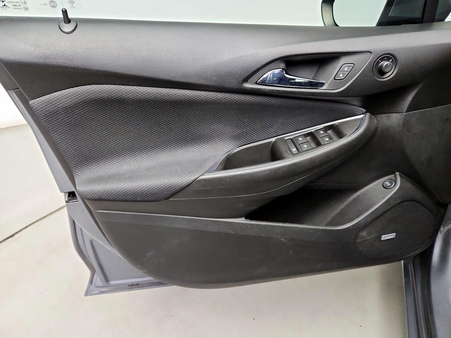 Thumbnail: 2018 Chevrolet Cruze - 12