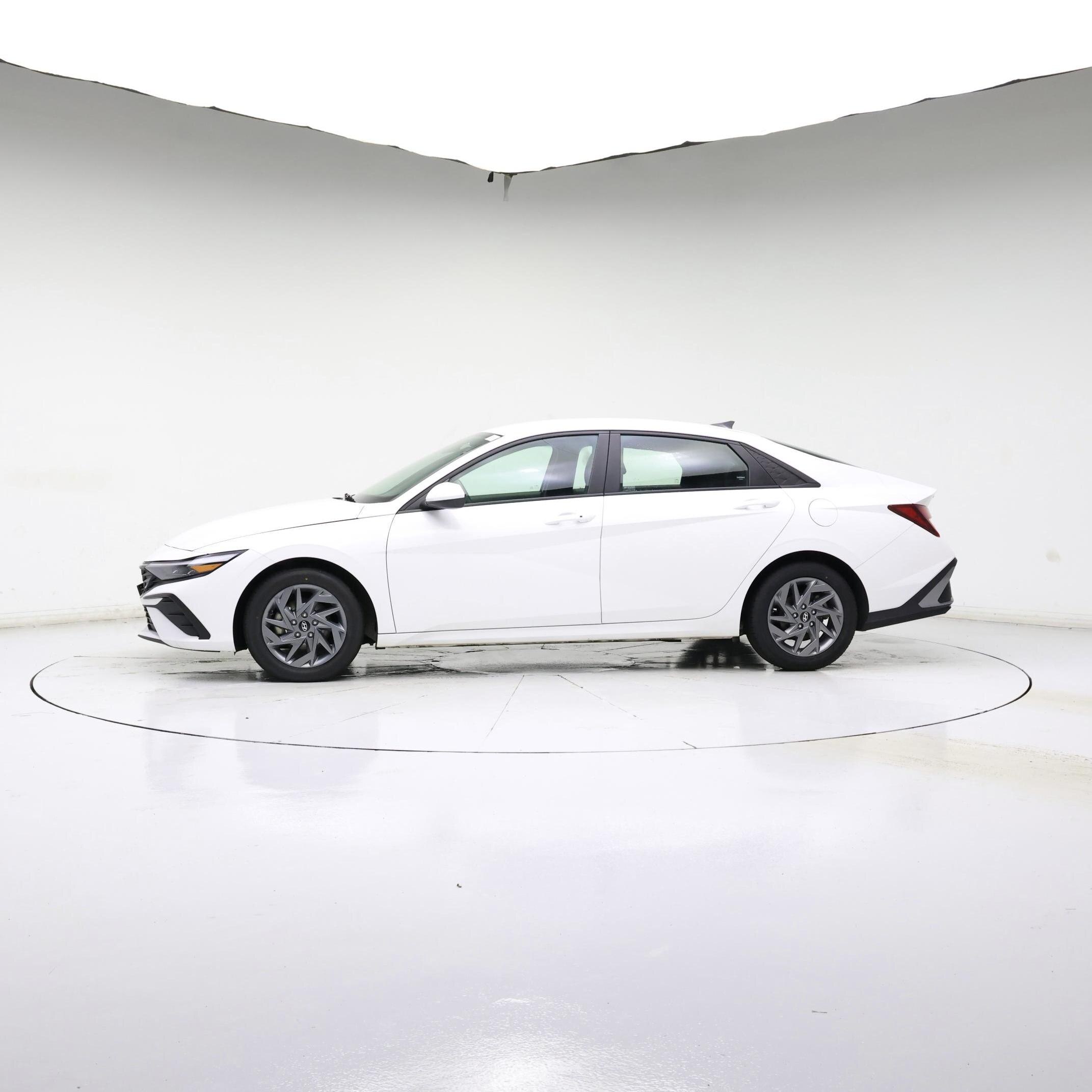 Thumbnail: 2024 Hyundai Elantra - 3