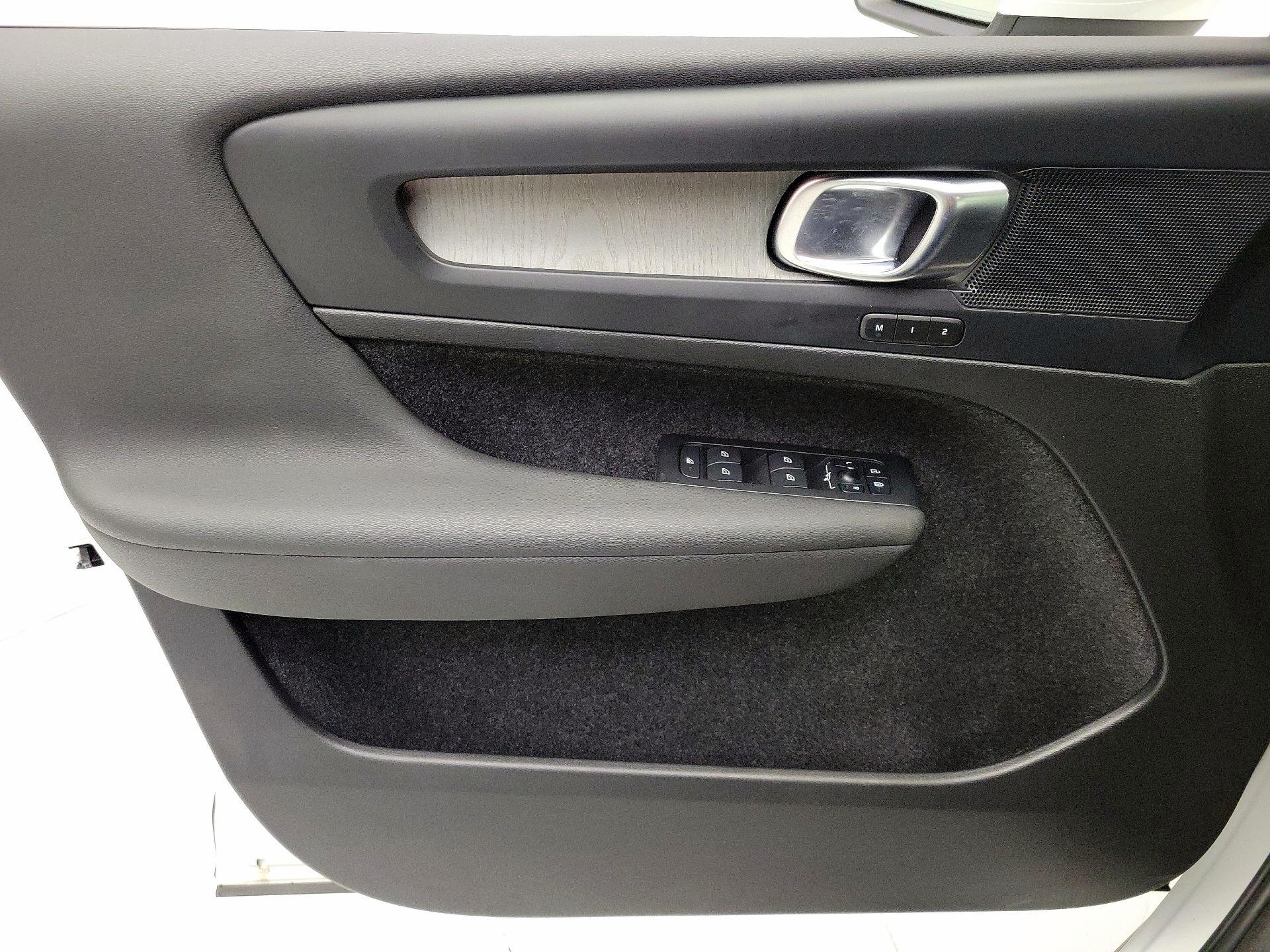 Thumbnail: 2023 Volvo XC40 - 12