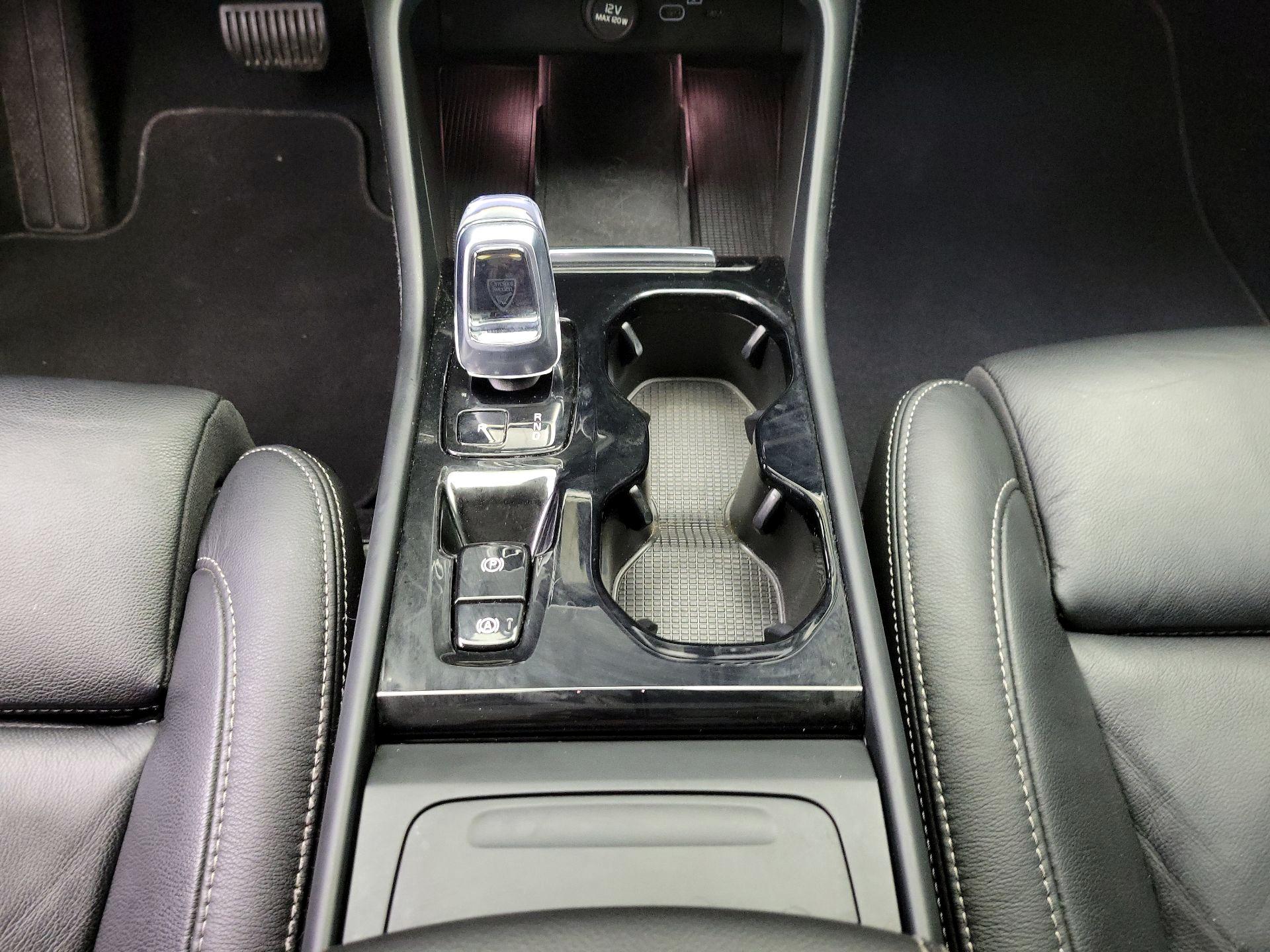 Thumbnail: 2023 Volvo XC40 - 17