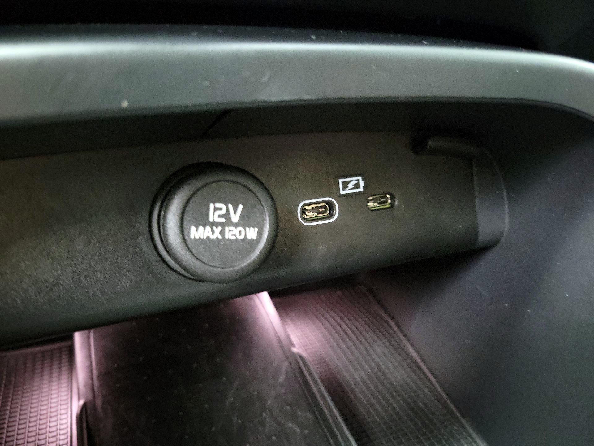 Thumbnail: 2023 Volvo XC40 - 18