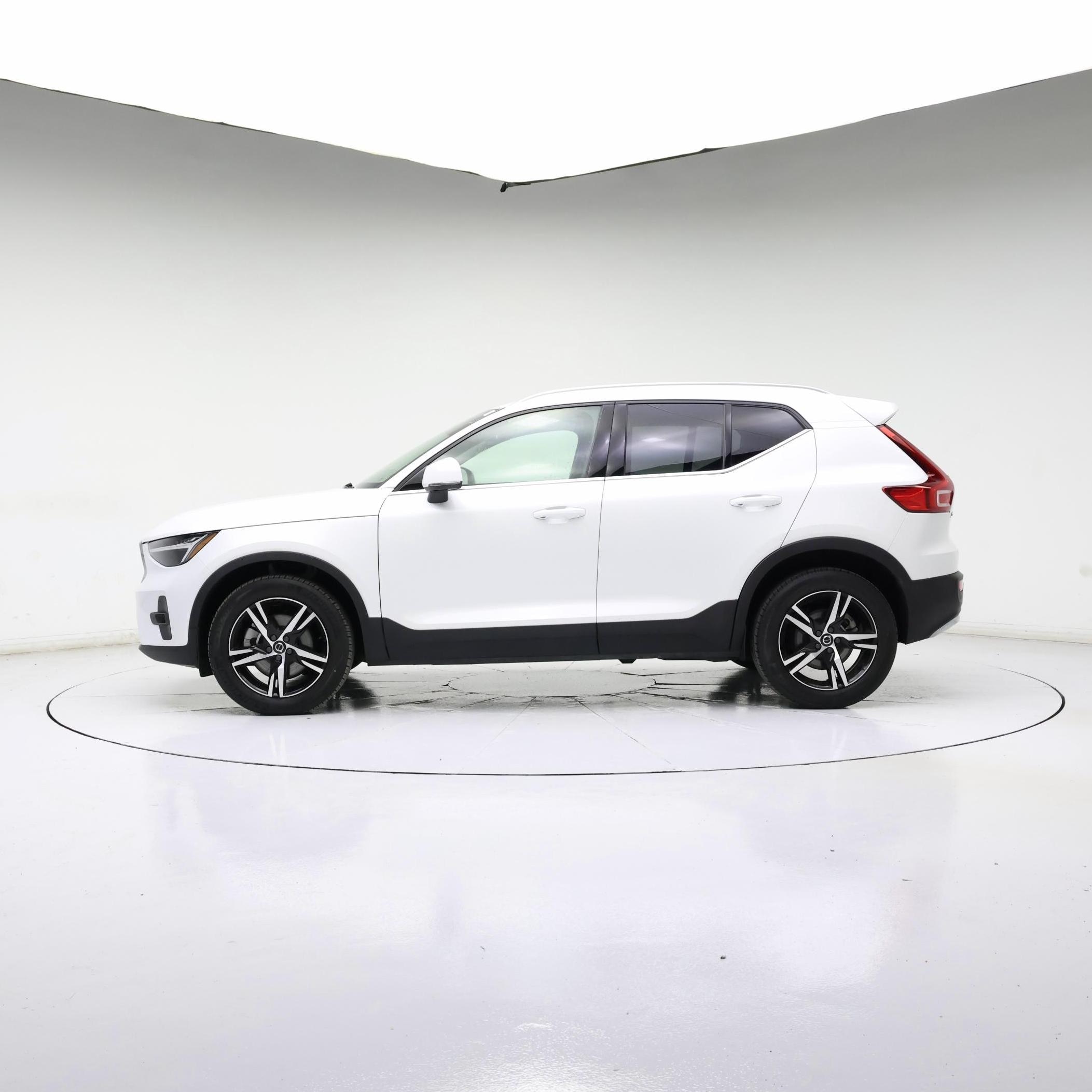Thumbnail: 2023 Volvo XC40 - 3