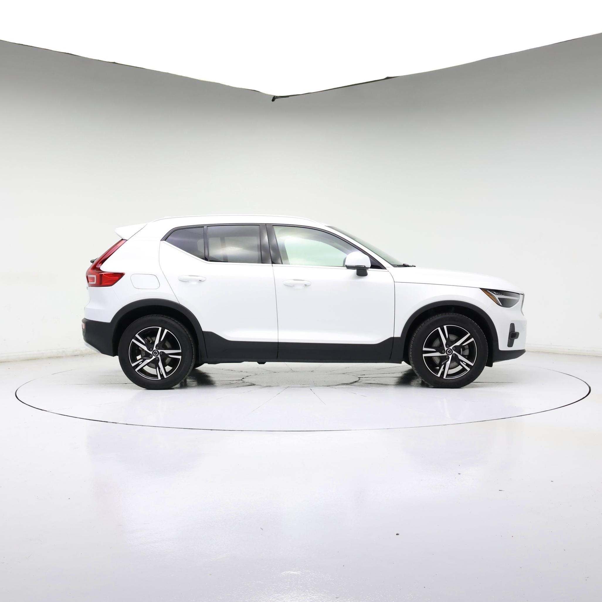 Thumbnail: 2023 Volvo XC40 - 7