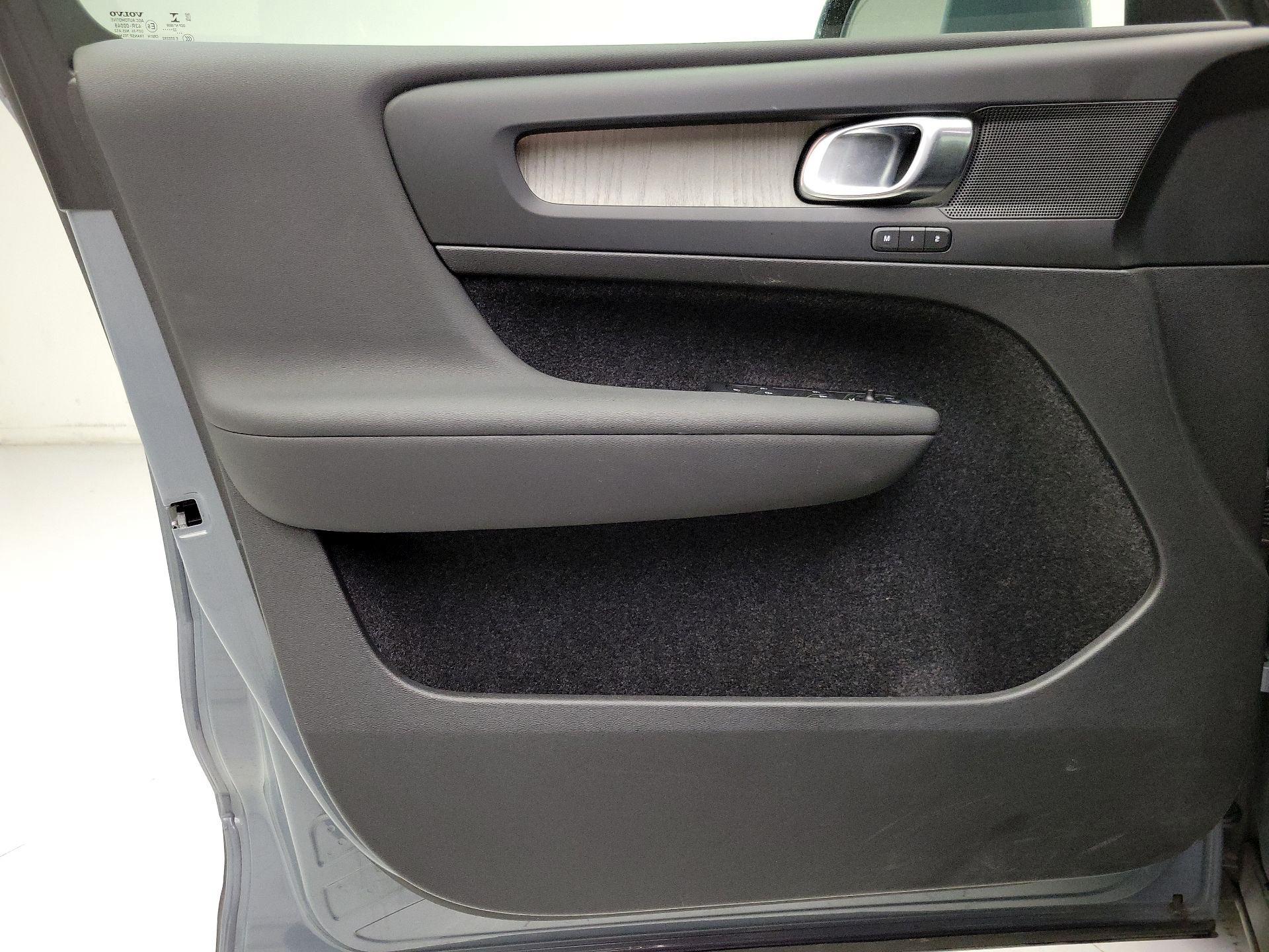 Thumbnail: 2023 Volvo XC40 - 12