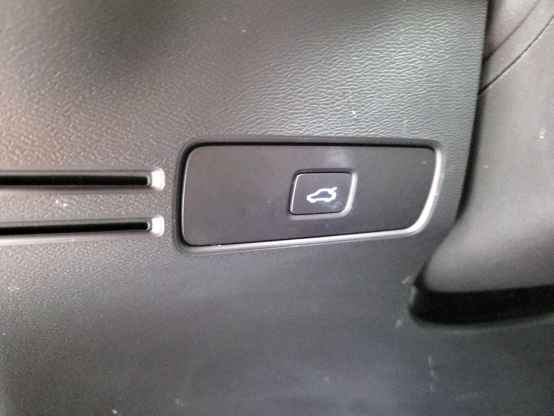 Thumbnail: 2023 Volvo XC40 - 13