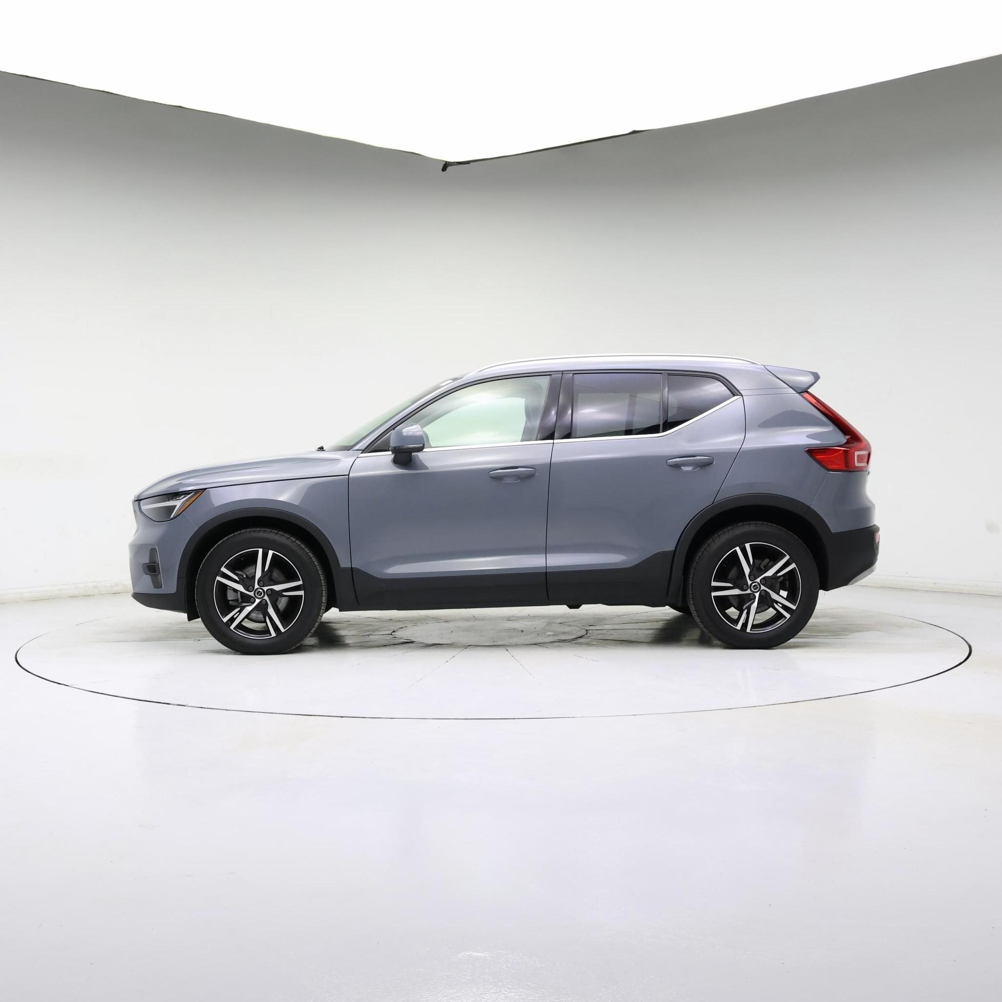 Thumbnail: 2023 Volvo XC40 - 3