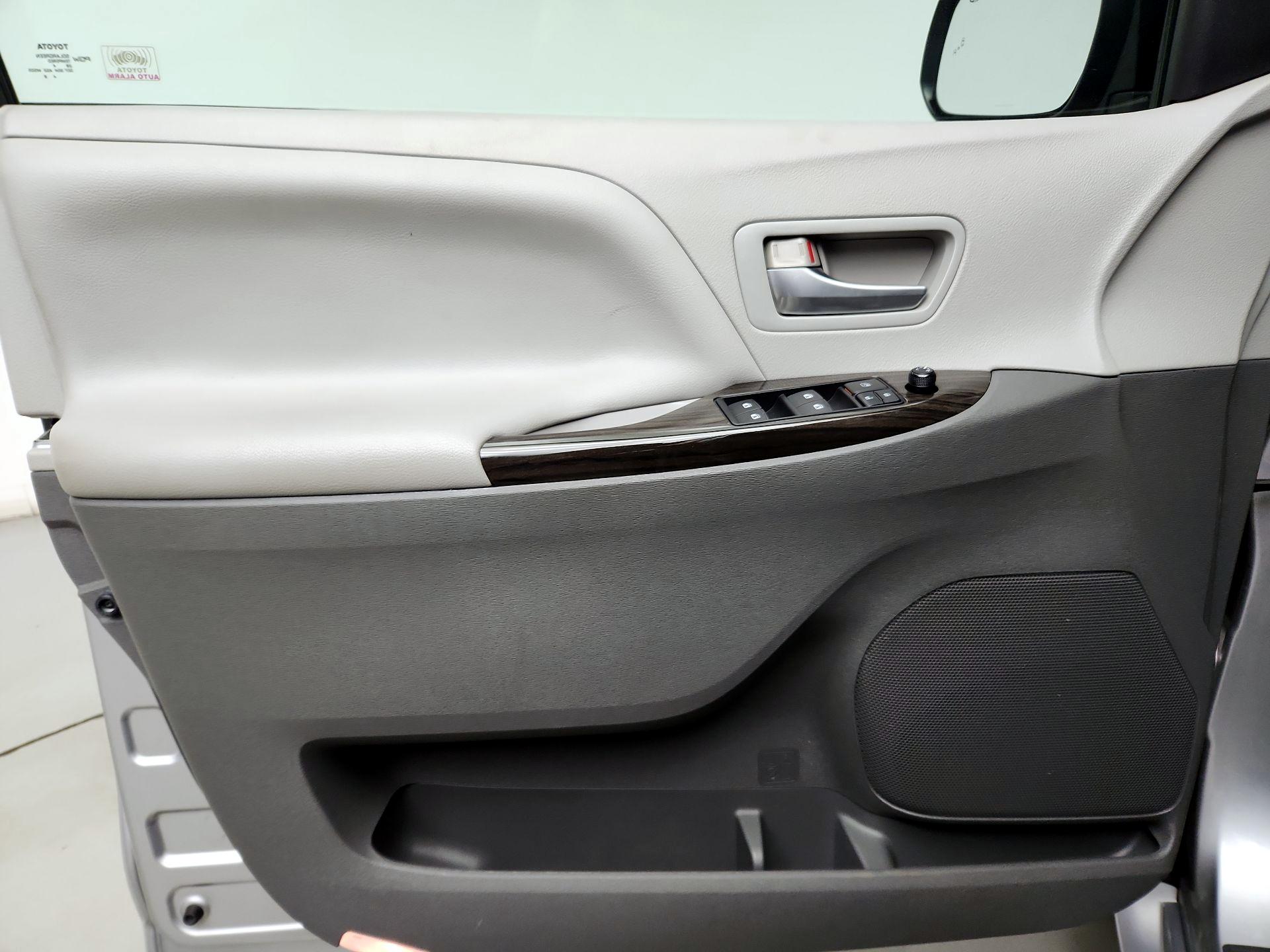 Thumbnail: 2015 Toyota Sienna - 12