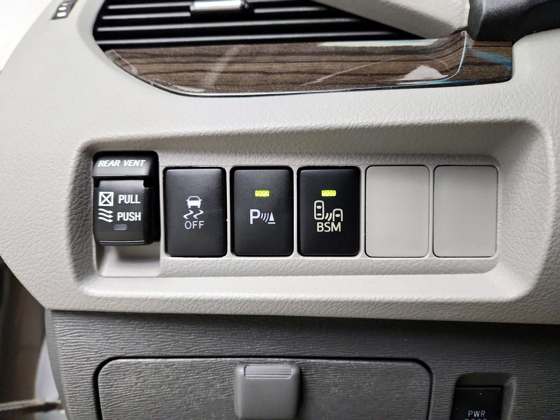 Thumbnail: 2015 Toyota Sienna - 13