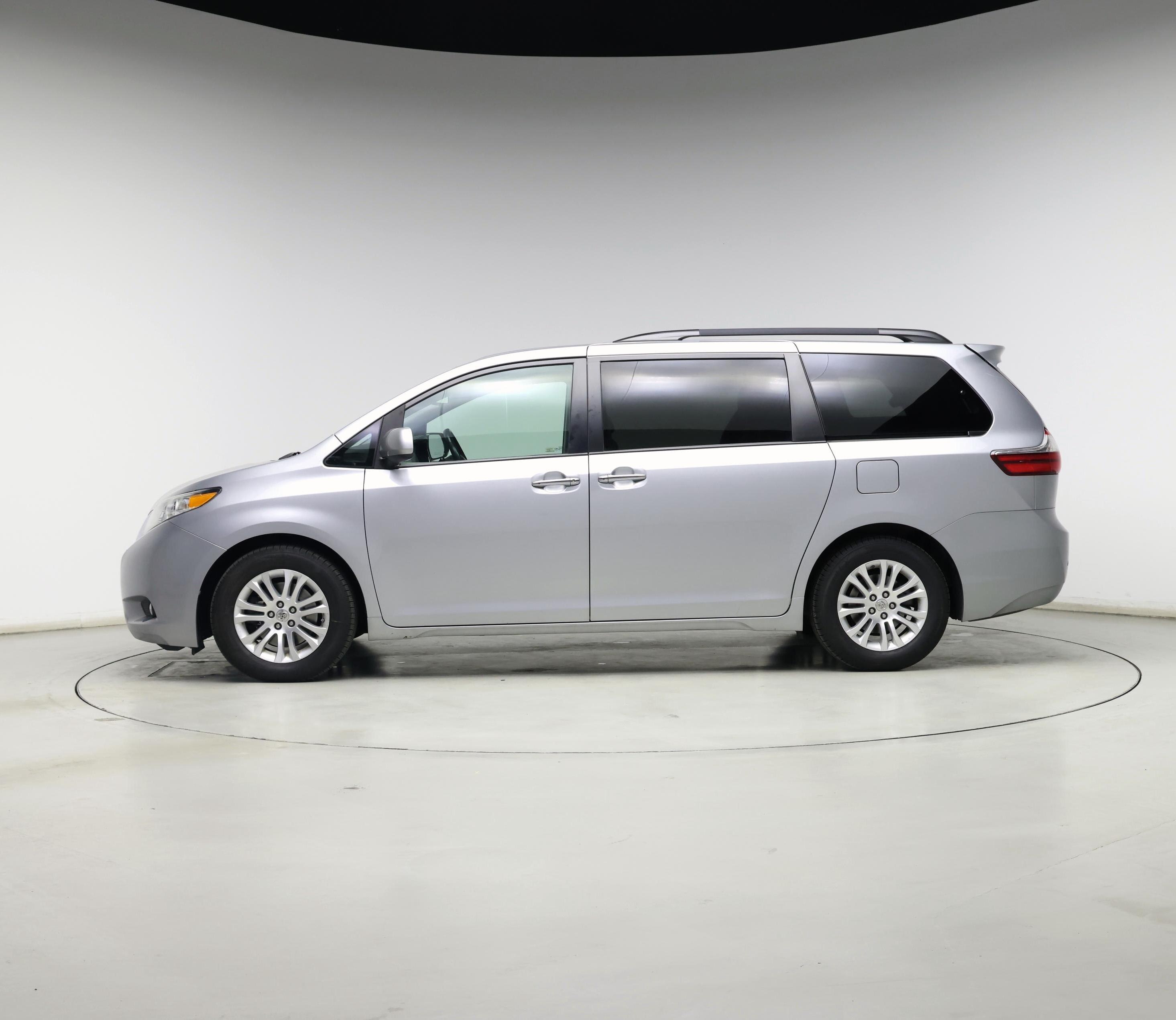 Thumbnail: 2015 Toyota Sienna - 3