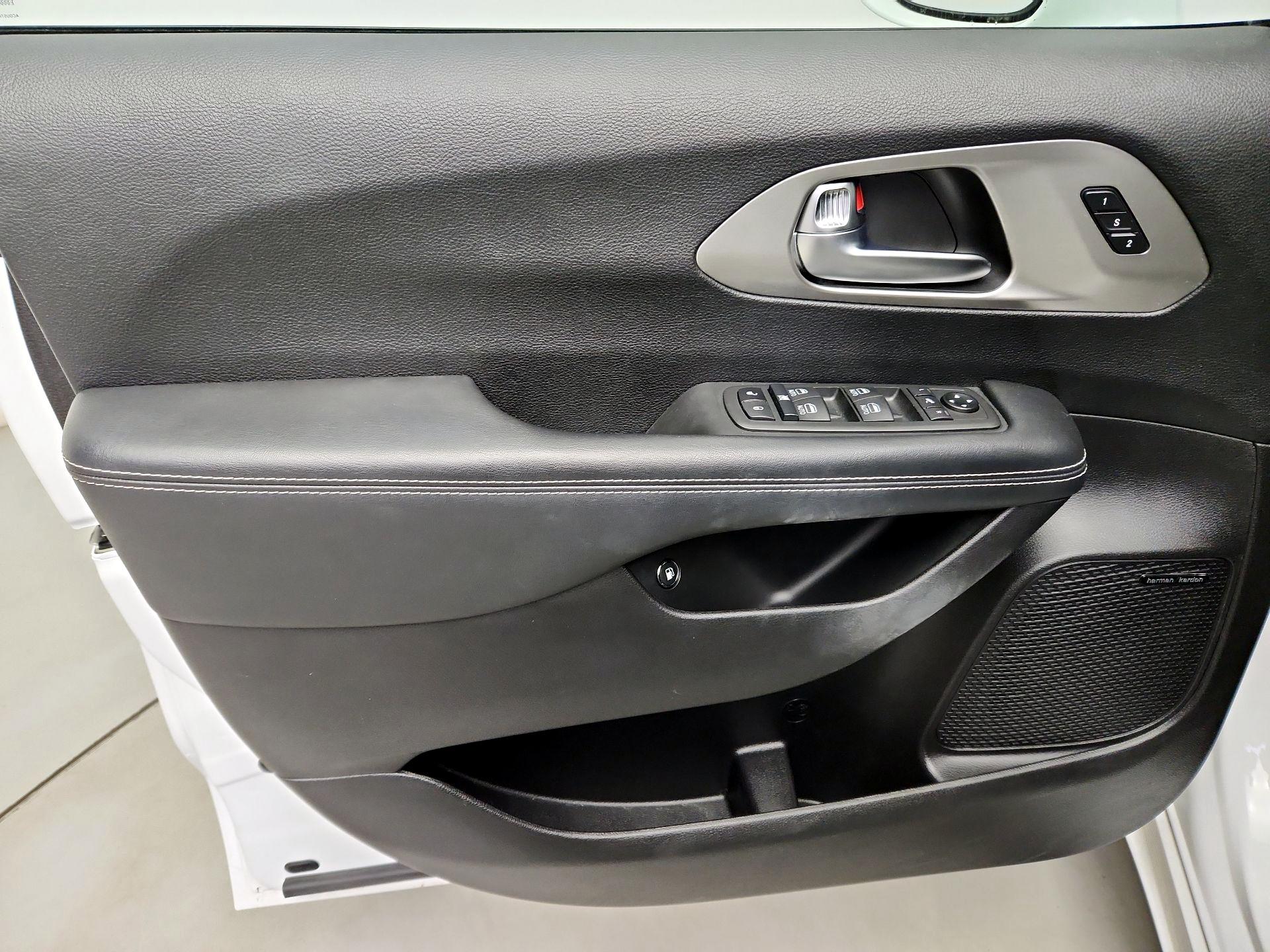 Thumbnail: 2021 Chrysler Pacifica - 12